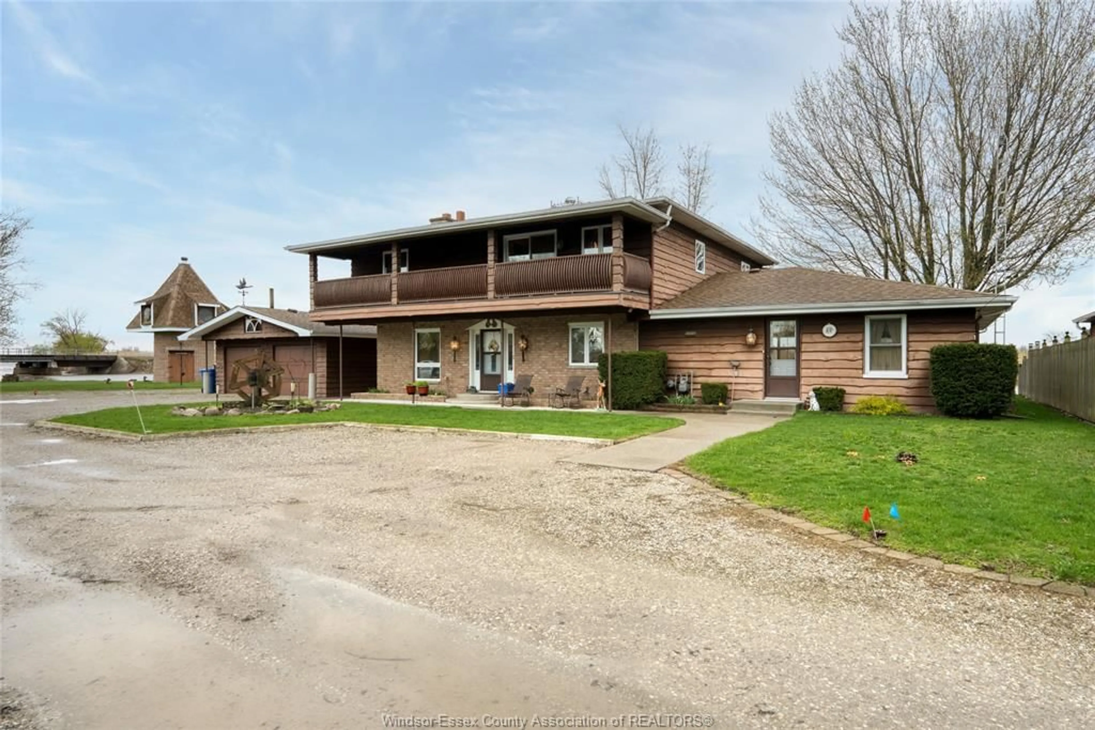 A pic from outside/outdoor area/front of a property/back of a property/a pic from drone, building for 194 RIVERSIDE Rd, Lakeshore Ontario N0R 1A0