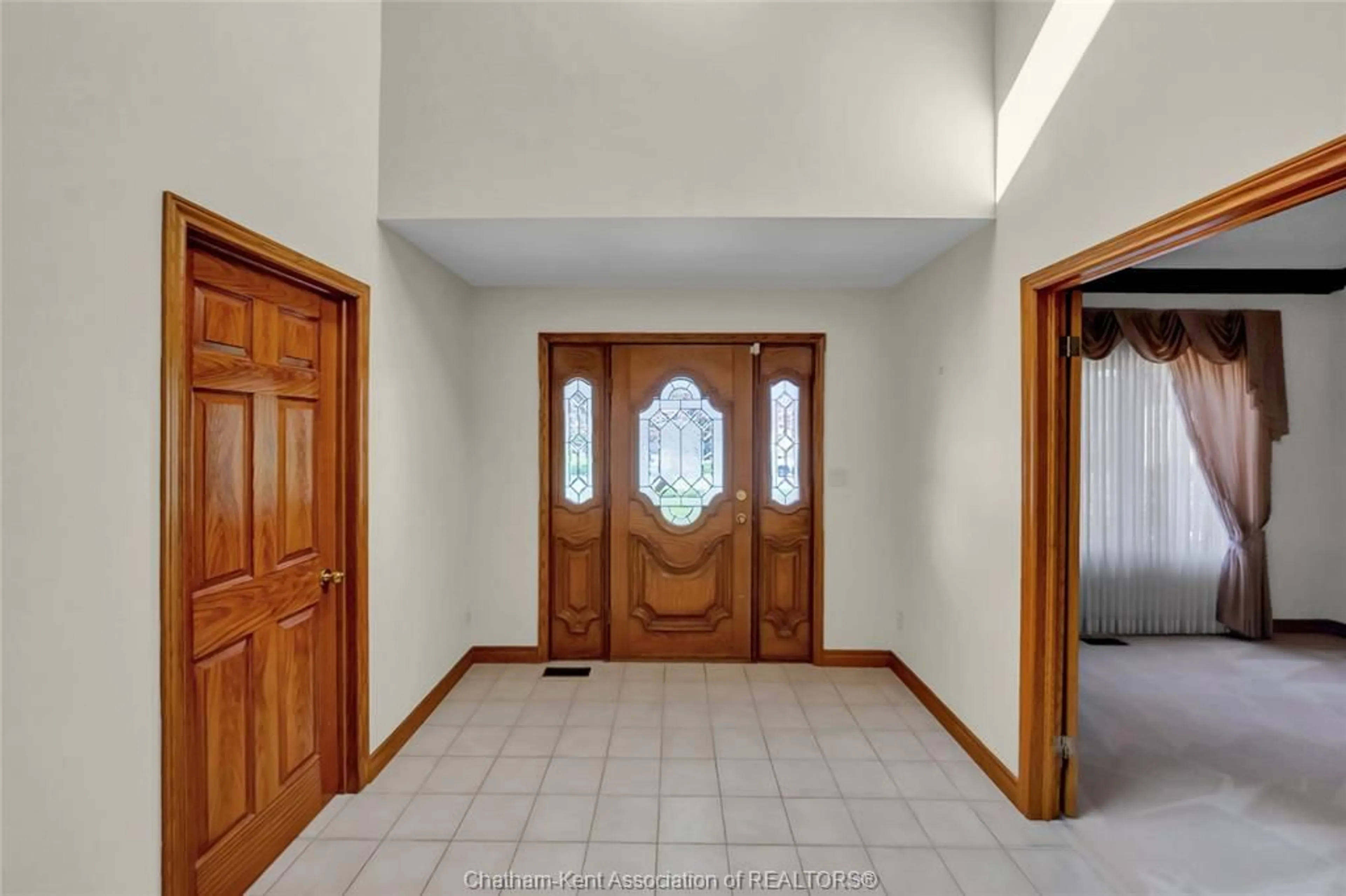 Indoor foyer for 41 Orangewood Blvd, Chatham Ontario N7L 5G9