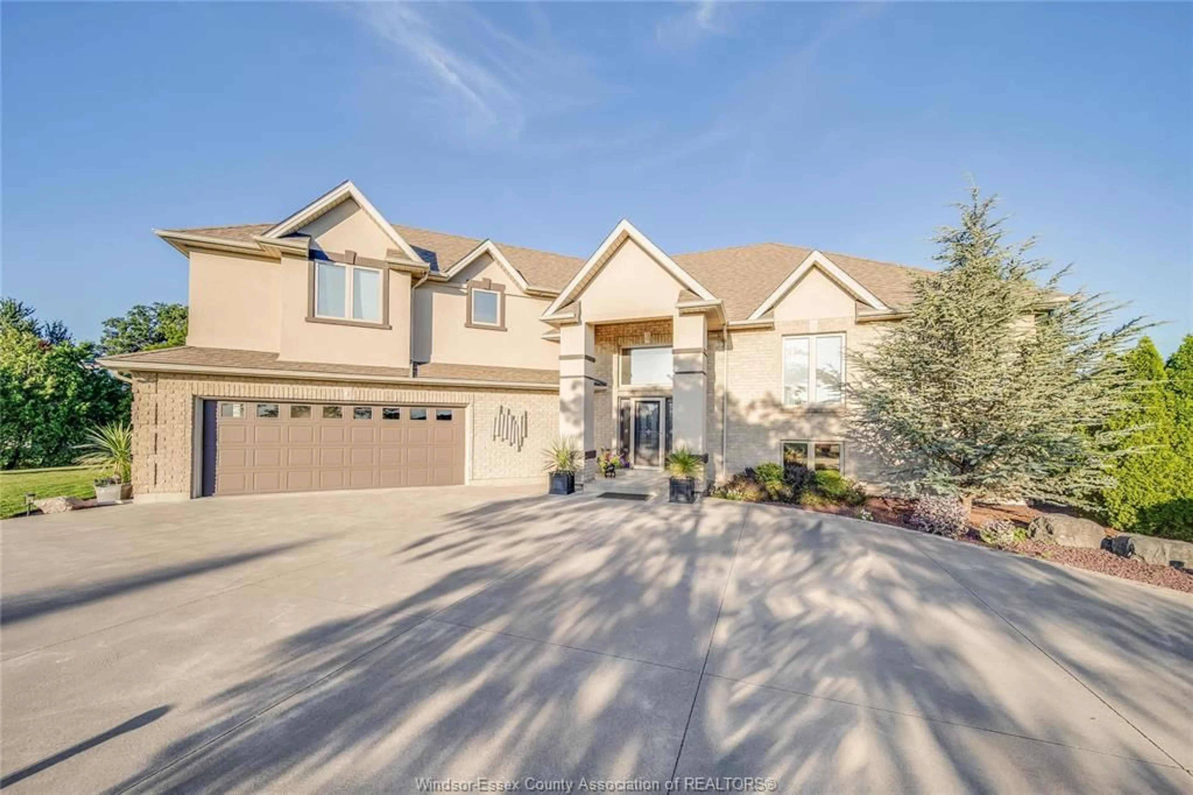 Home with vinyl exterior material, street for 914 LAKESHORE ROAD 101, Maidstone Ontario N0R 1K0