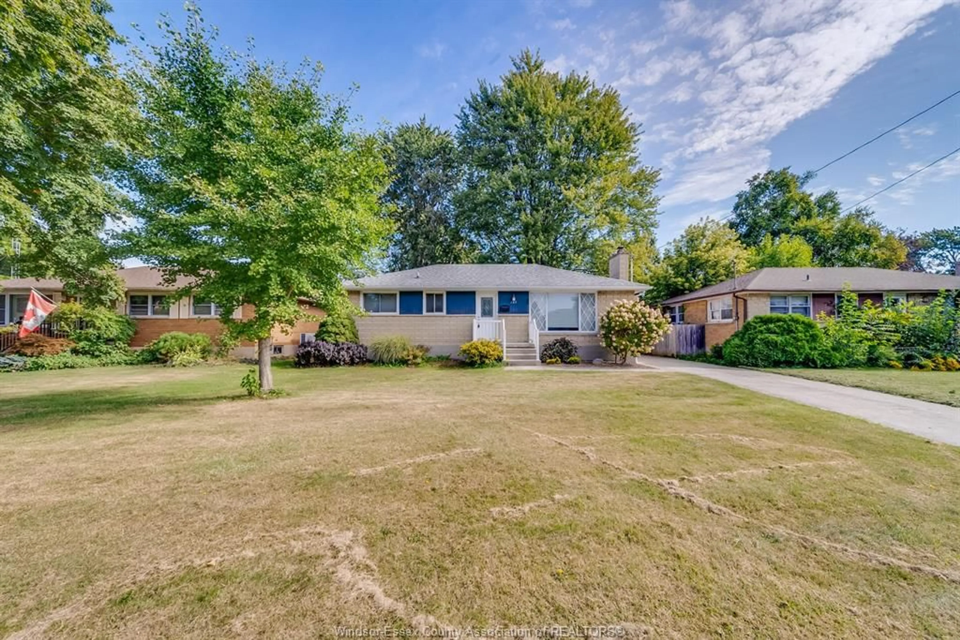 A pic from outside/outdoor area/front of a property/back of a property/a pic from drone, street for 127 COVERDALE St, Chatham Ontario N7L 2V1