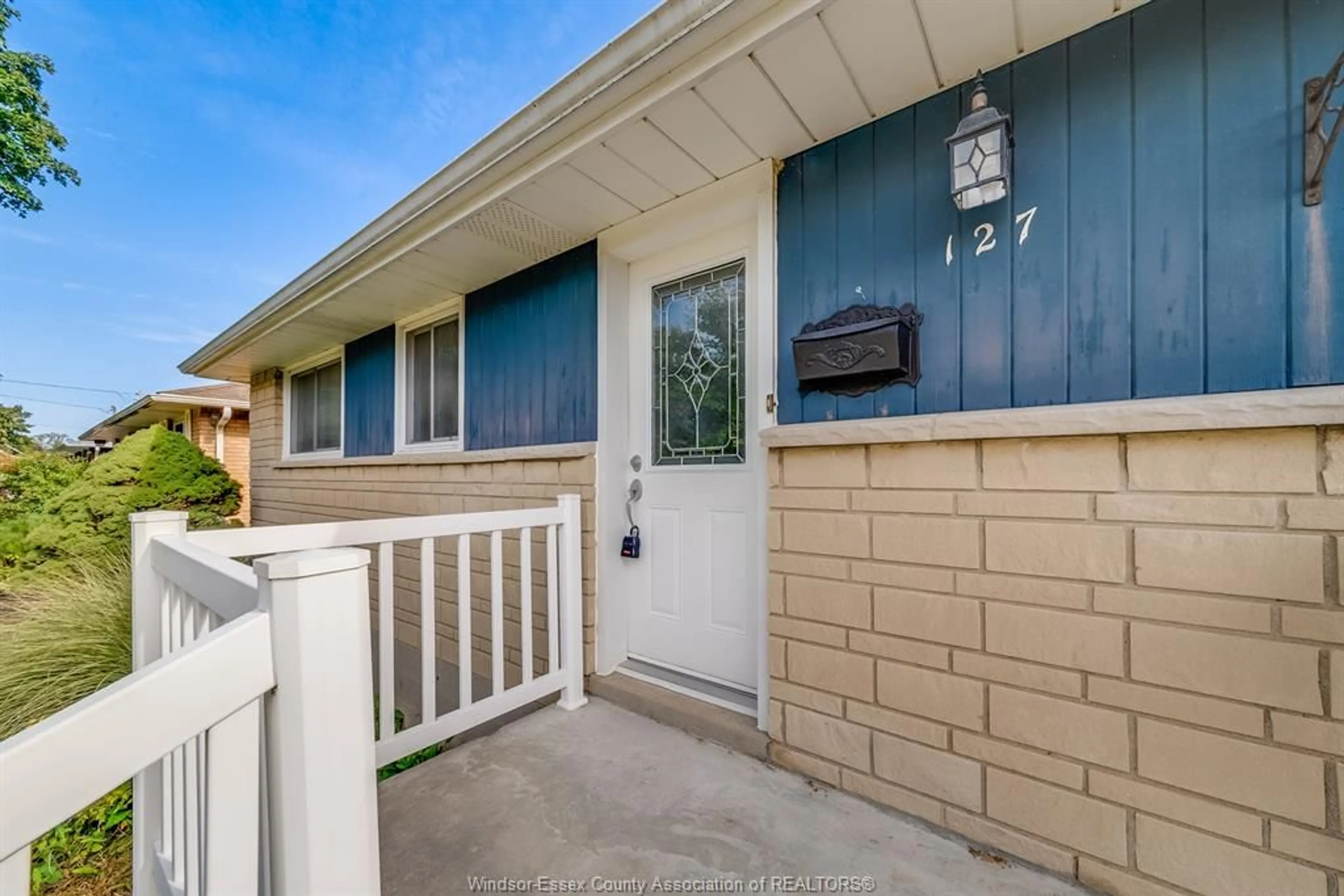 Home with vinyl exterior material, street for 127 COVERDALE St, Chatham Ontario N7L 2V1