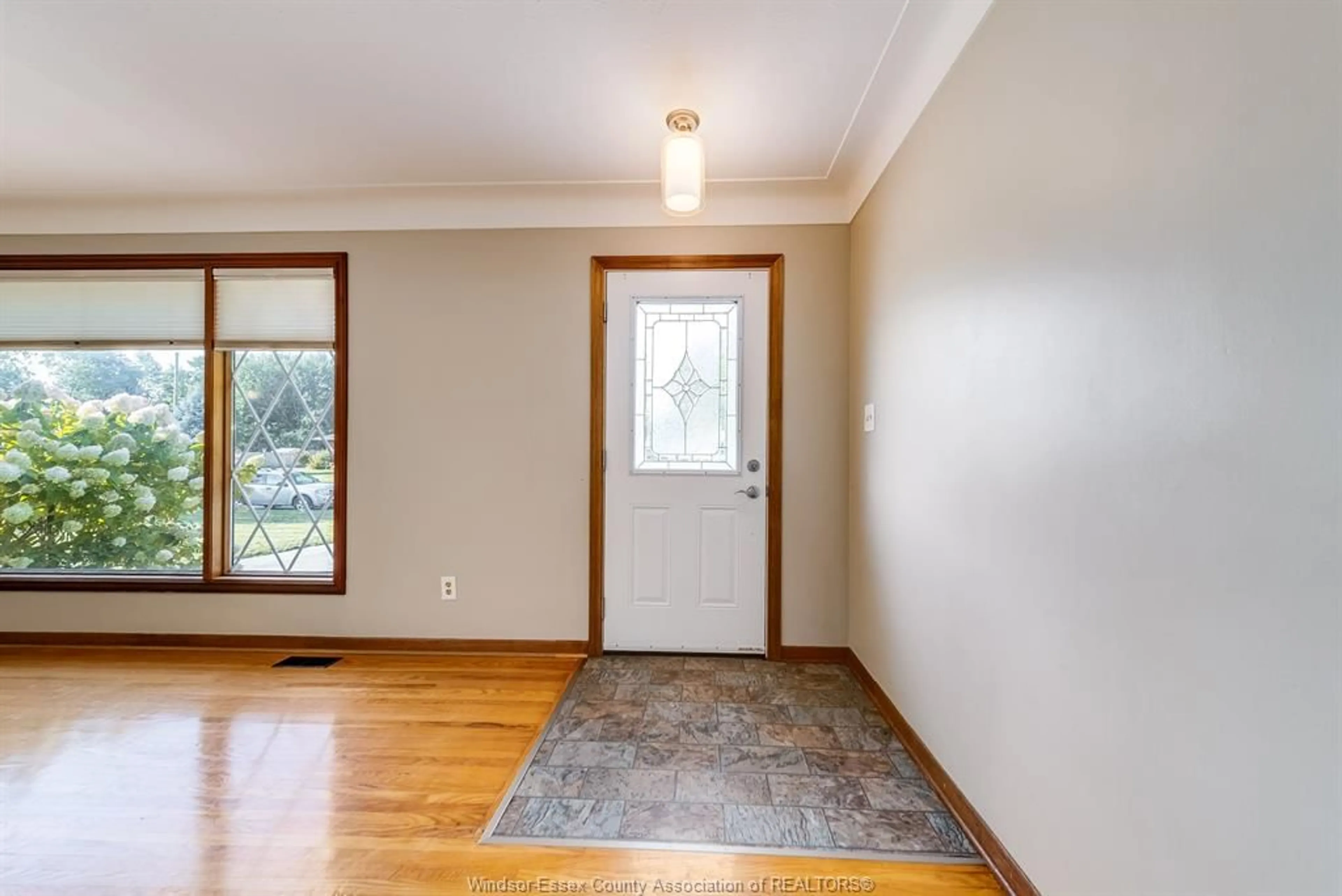 Indoor entryway for 127 COVERDALE St, Chatham Ontario N7L 2V1