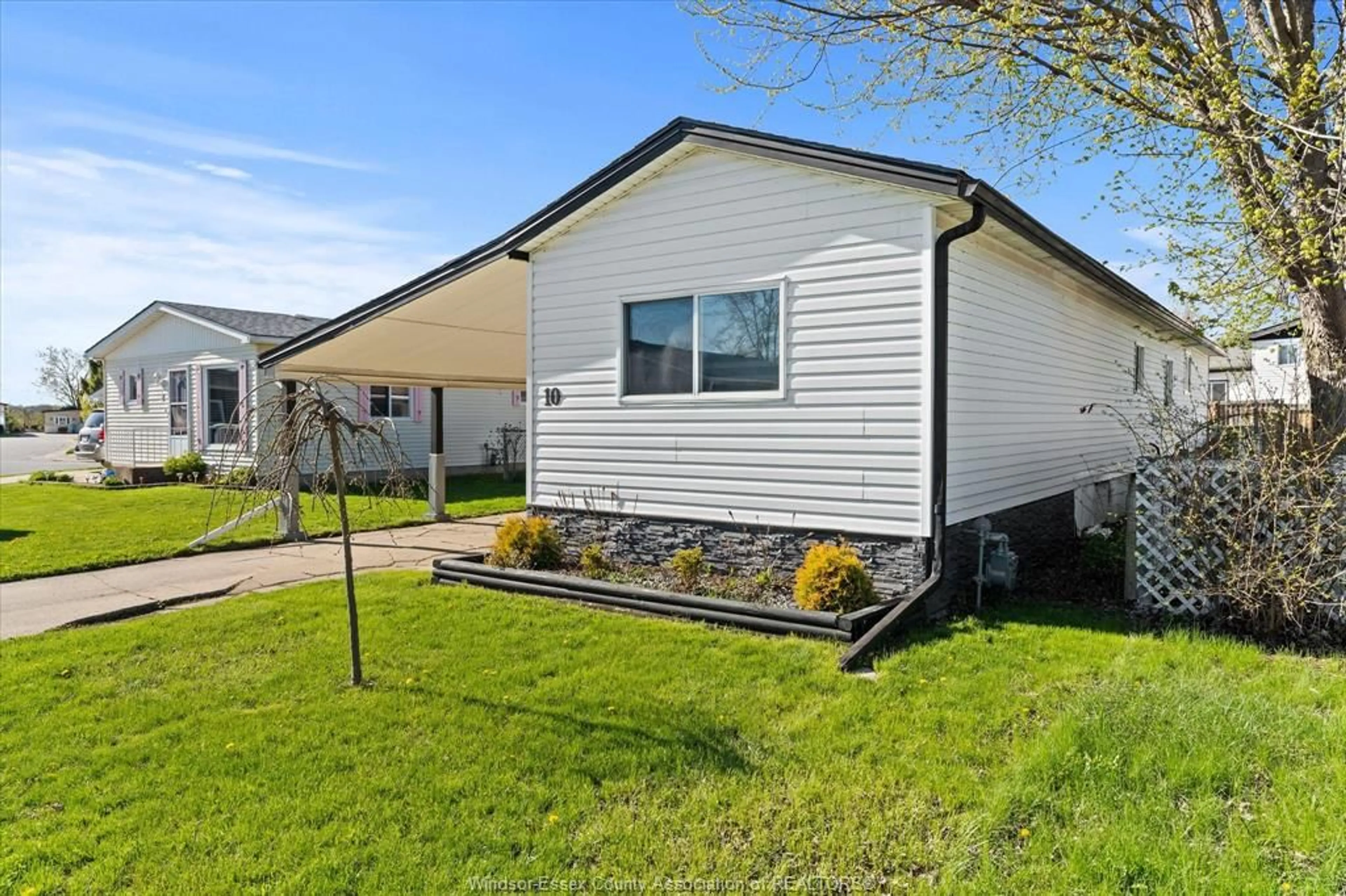 Home with vinyl exterior material, street for 10 HAWTHORNE, McGregor Ontario N0R 1J0