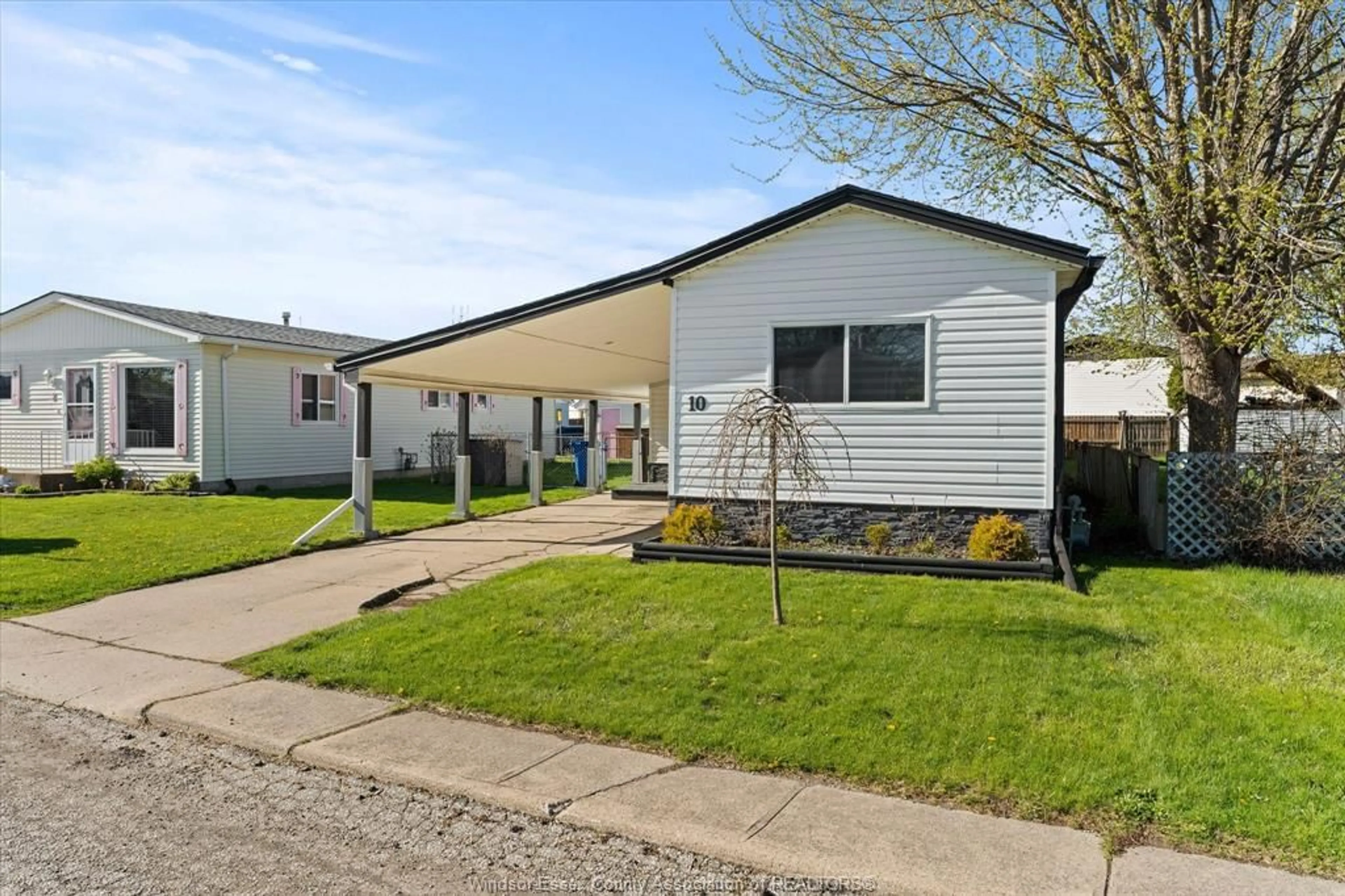 Home with vinyl exterior material, street for 10 HAWTHORNE, McGregor Ontario N0R 1J0