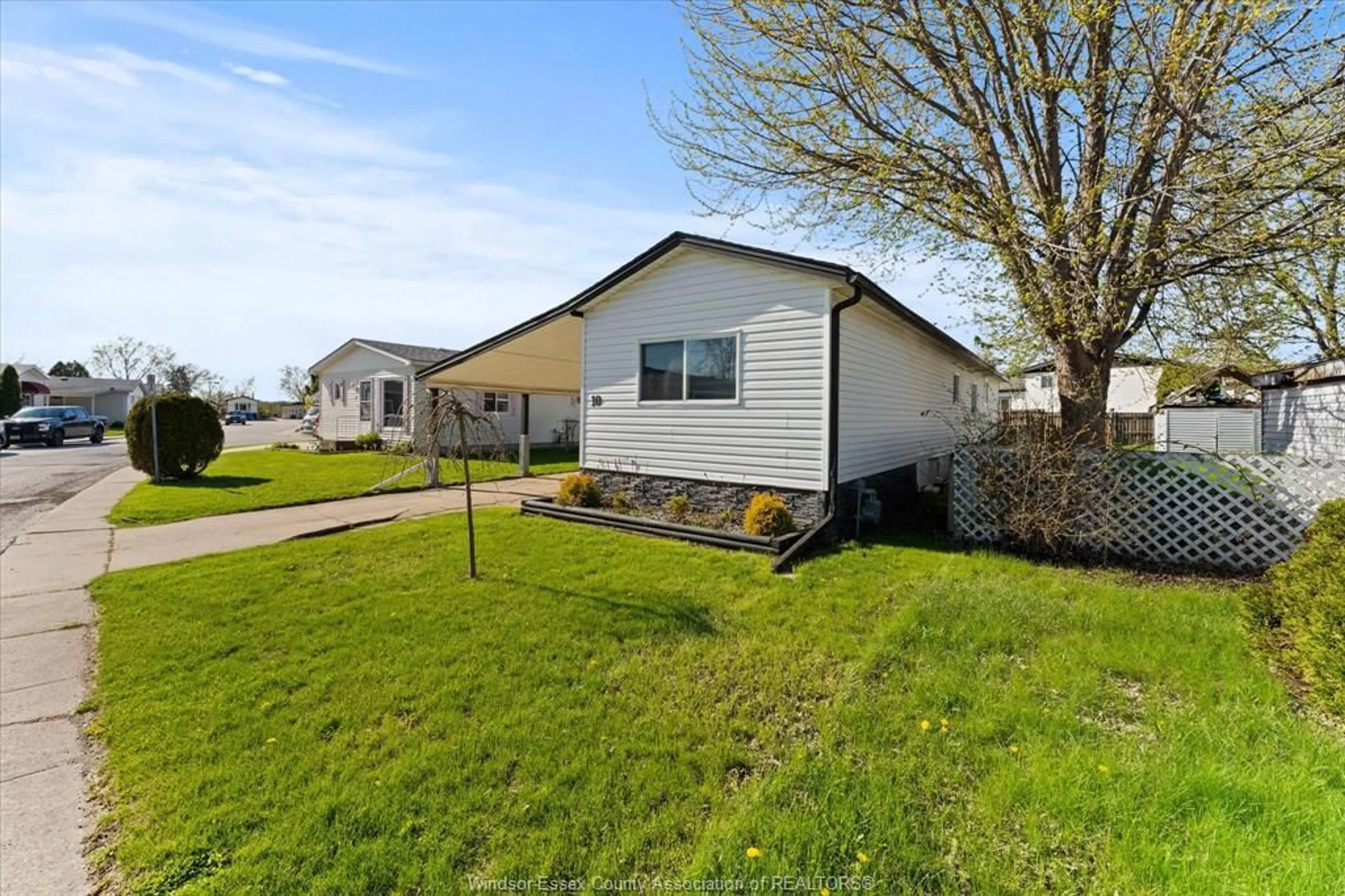 Home with vinyl exterior material, street for 10 HAWTHORNE, McGregor Ontario N0R 1J0