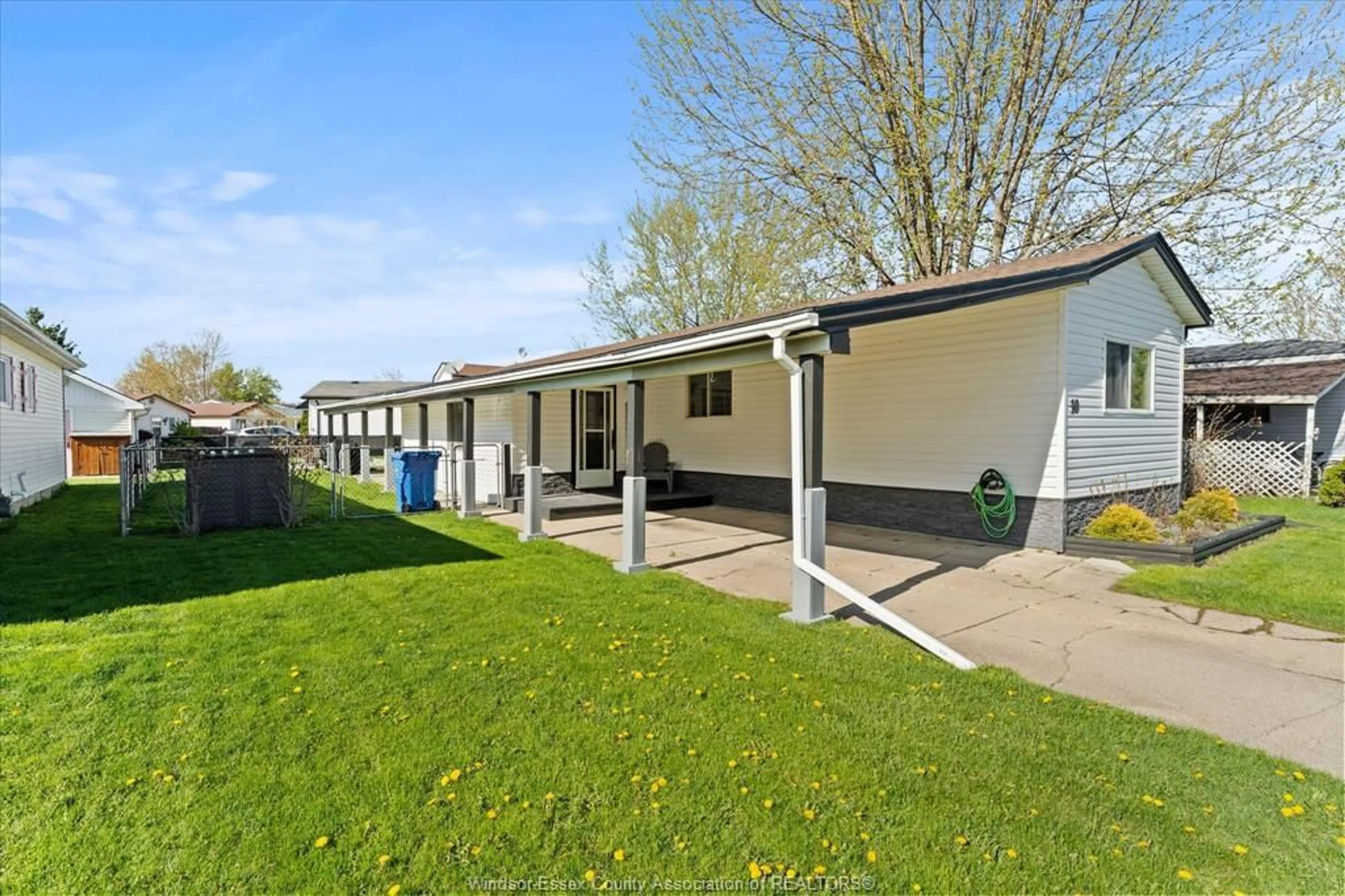 A pic from outside/outdoor area/front of a property/back of a property/a pic from drone, unknown for 10 HAWTHORNE, McGregor Ontario N0R 1J0