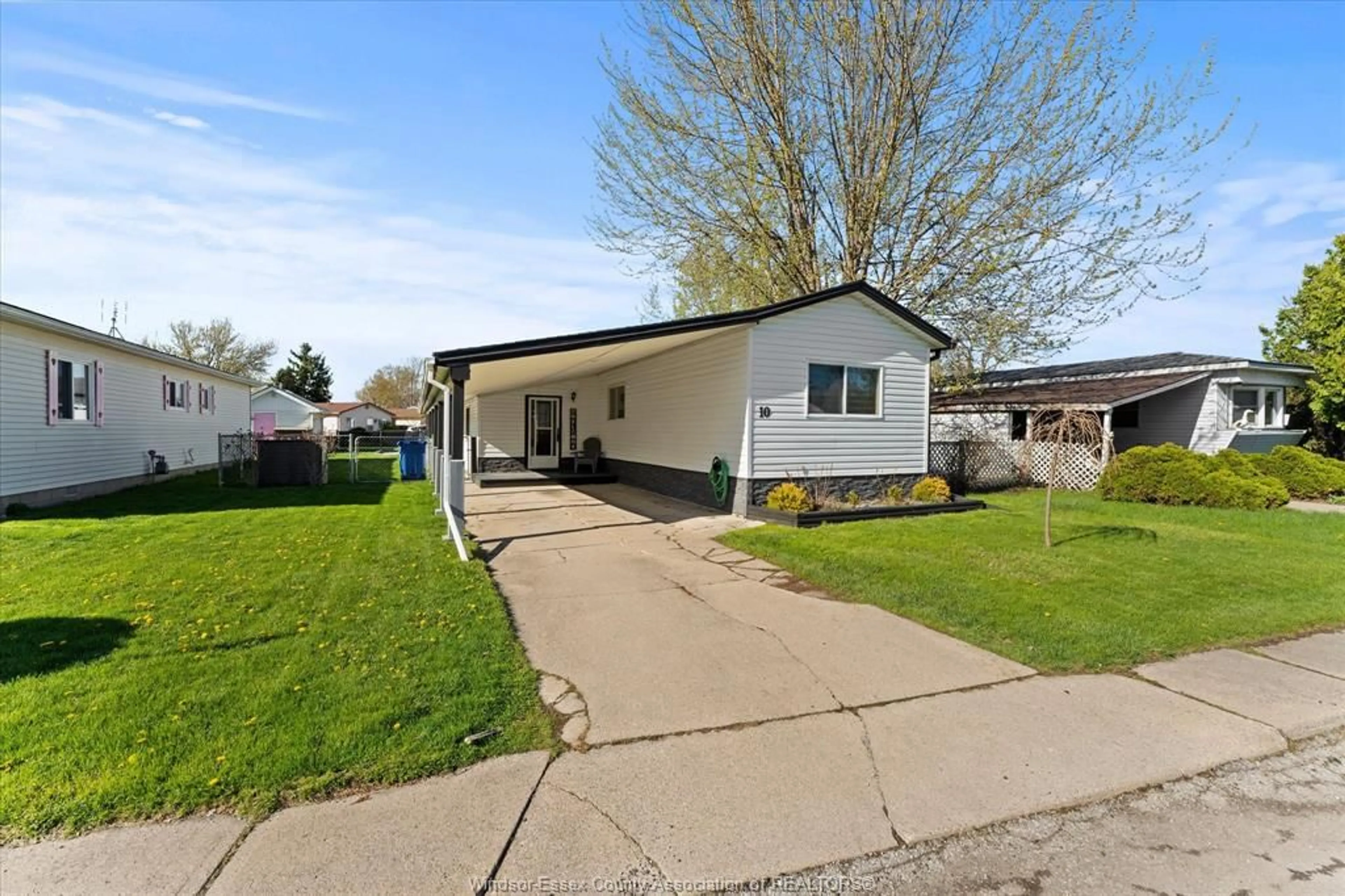 Home with vinyl exterior material, street for 10 HAWTHORNE, McGregor Ontario N0R 1J0