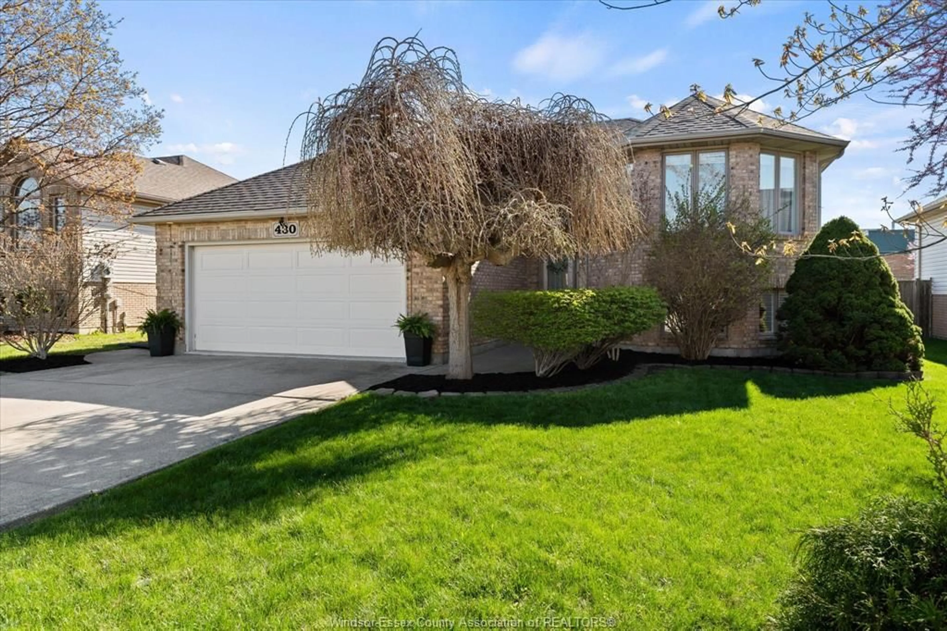 A pic from outside/outdoor area/front of a property/back of a property/a pic from drone, street for 430 WOODRIDGE Dr, Tecumseh Ontario N8N 4V5