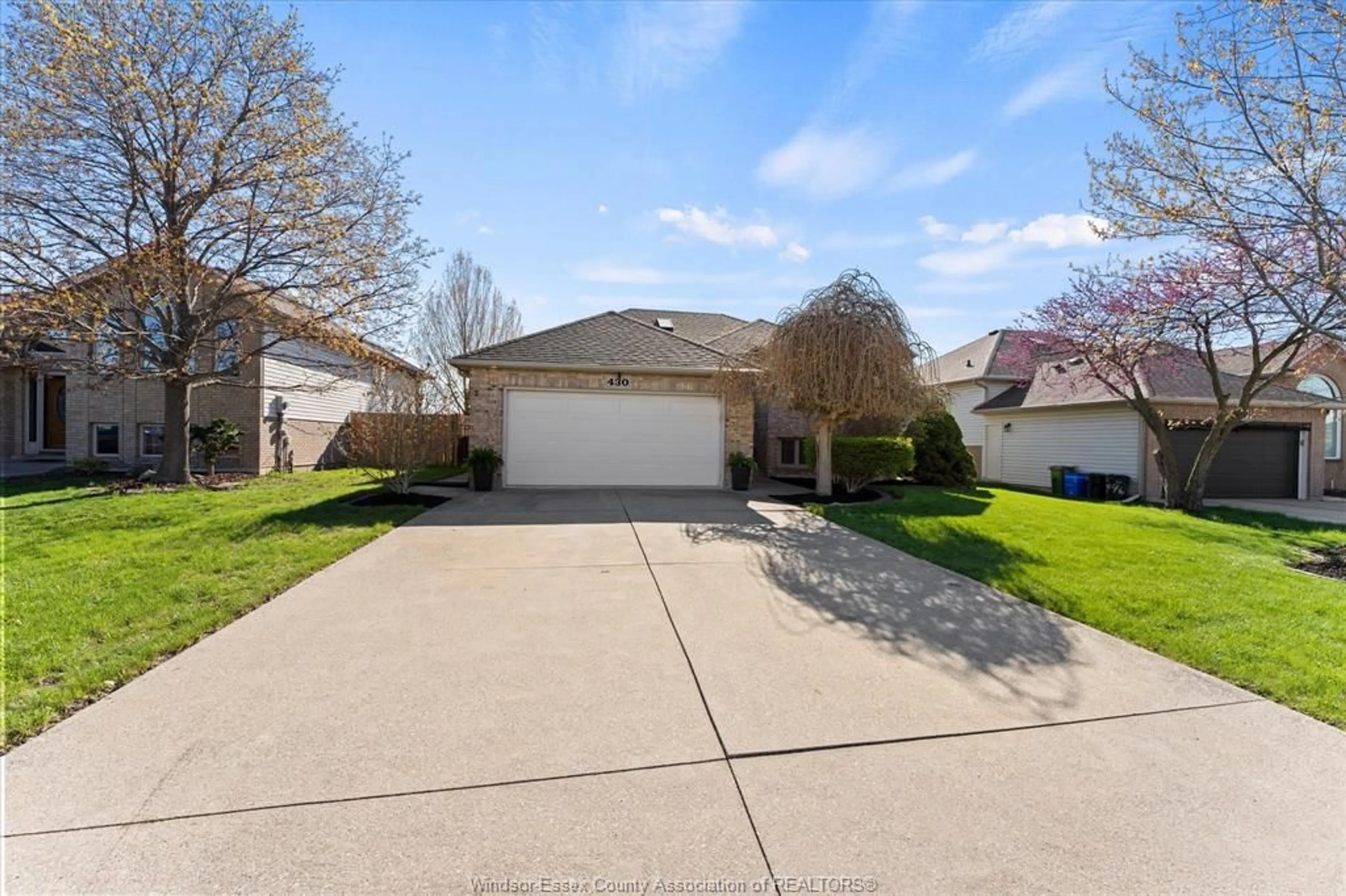 A pic from outside/outdoor area/front of a property/back of a property/a pic from drone, street for 430 WOODRIDGE Dr, Tecumseh Ontario N8N 4V5