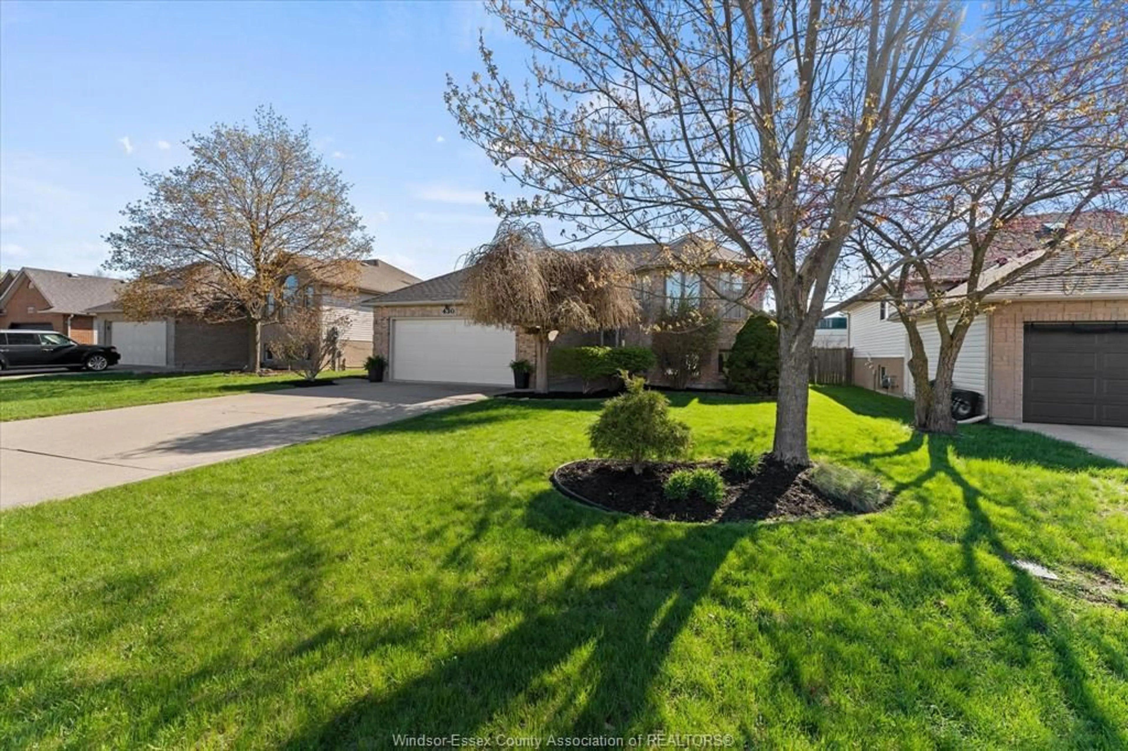 A pic from outside/outdoor area/front of a property/back of a property/a pic from drone, street for 430 WOODRIDGE Dr, Tecumseh Ontario N8N 4V5