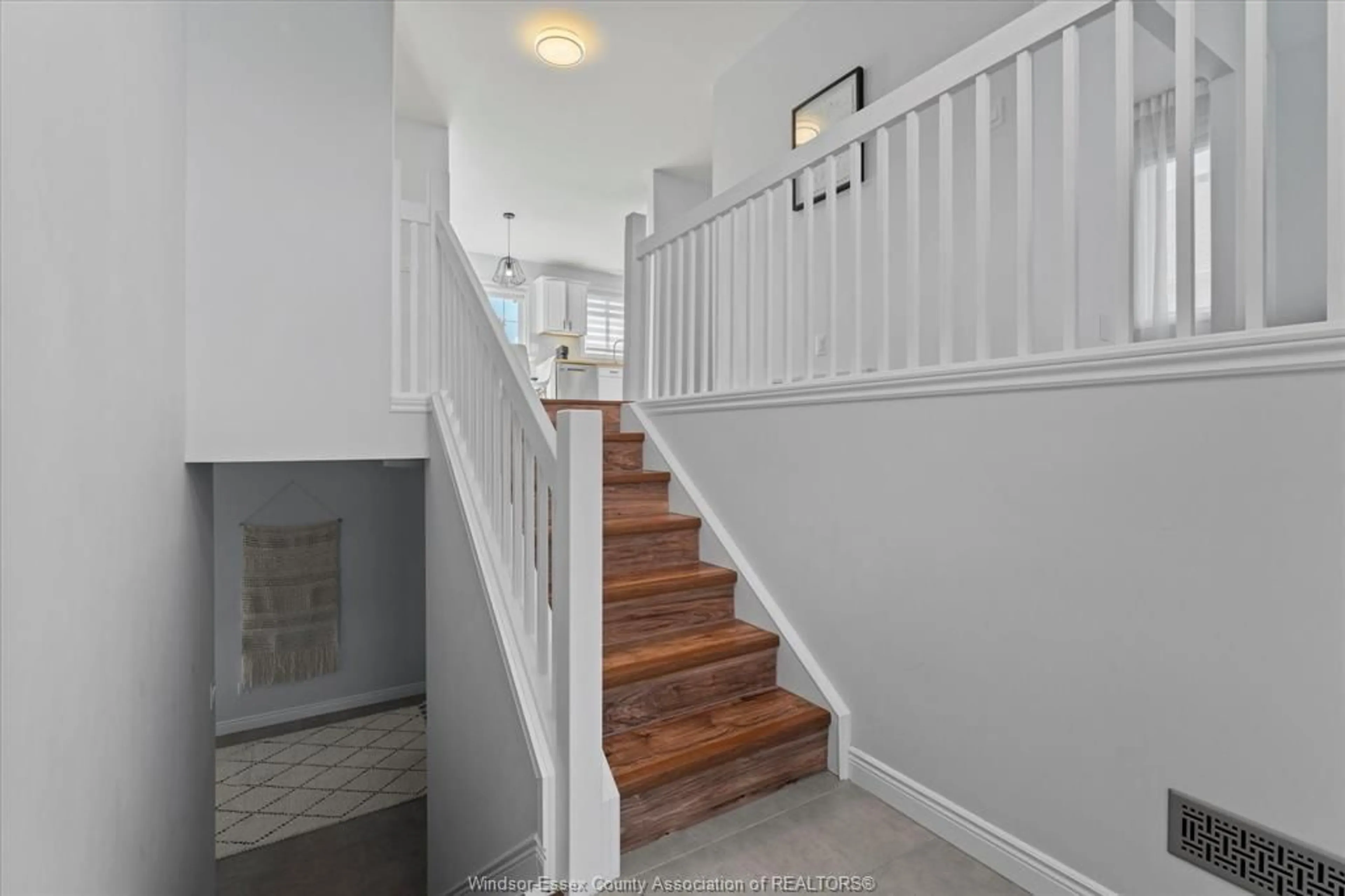 Stairs for 430 WOODRIDGE Dr, Tecumseh Ontario N8N 4V5