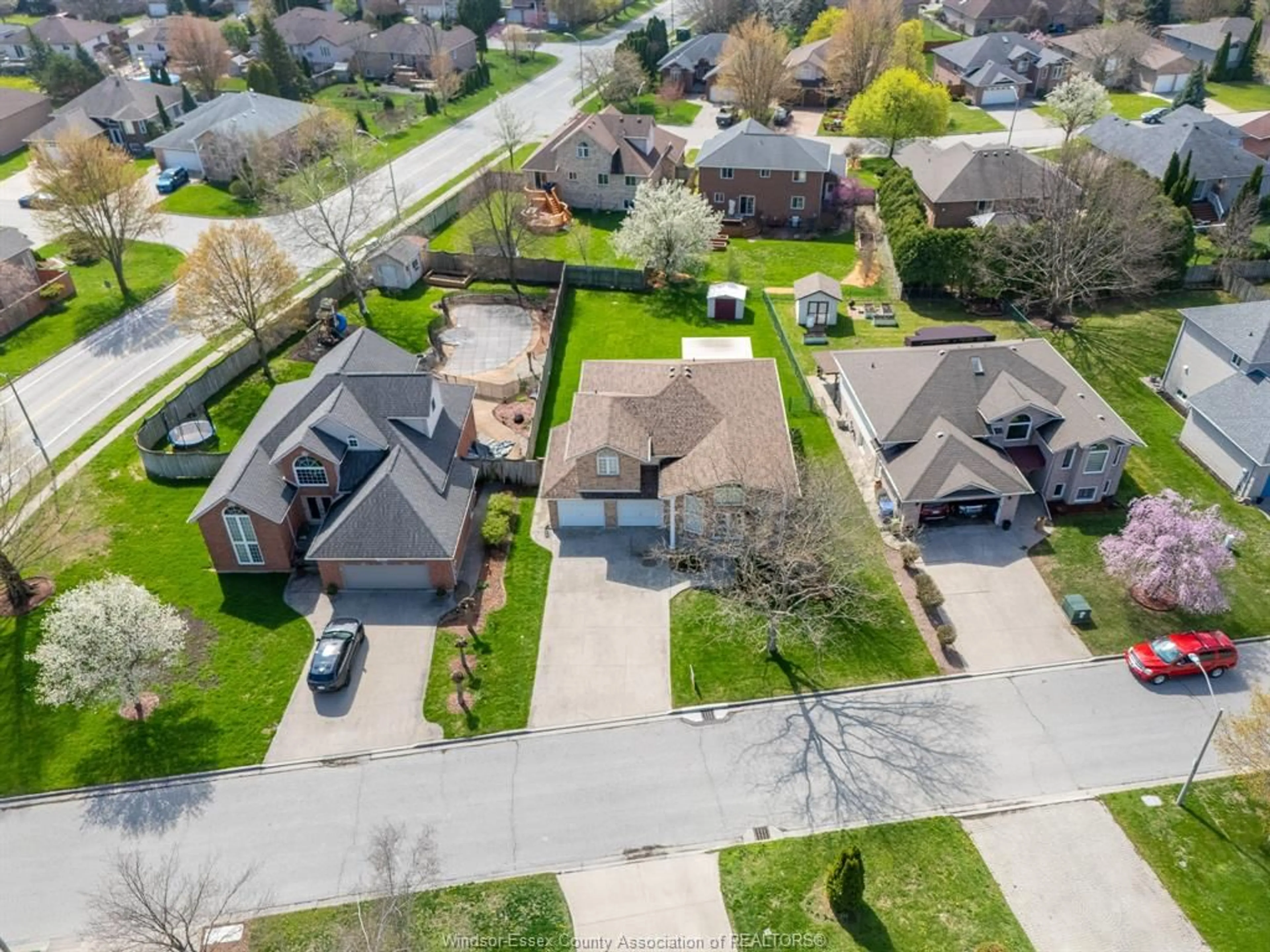 A pic from outside/outdoor area/front of a property/back of a property/a pic from drone, street for 4425 Cherry Hill Rd, Windsor Ontario N9G 2P5