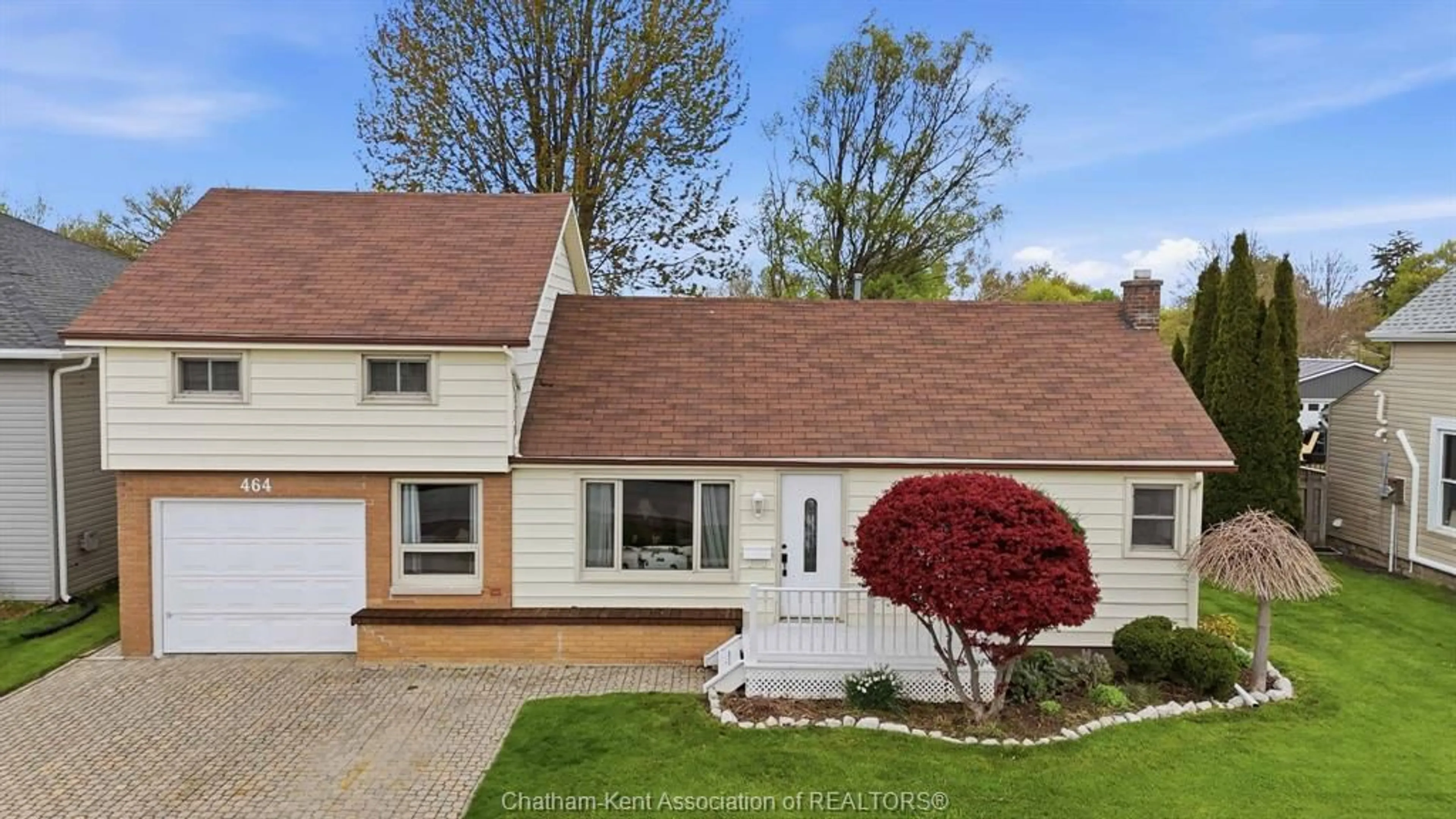 Home with vinyl exterior material, street for 464 RICHMOND St, Dresden Ontario N0P 1M0