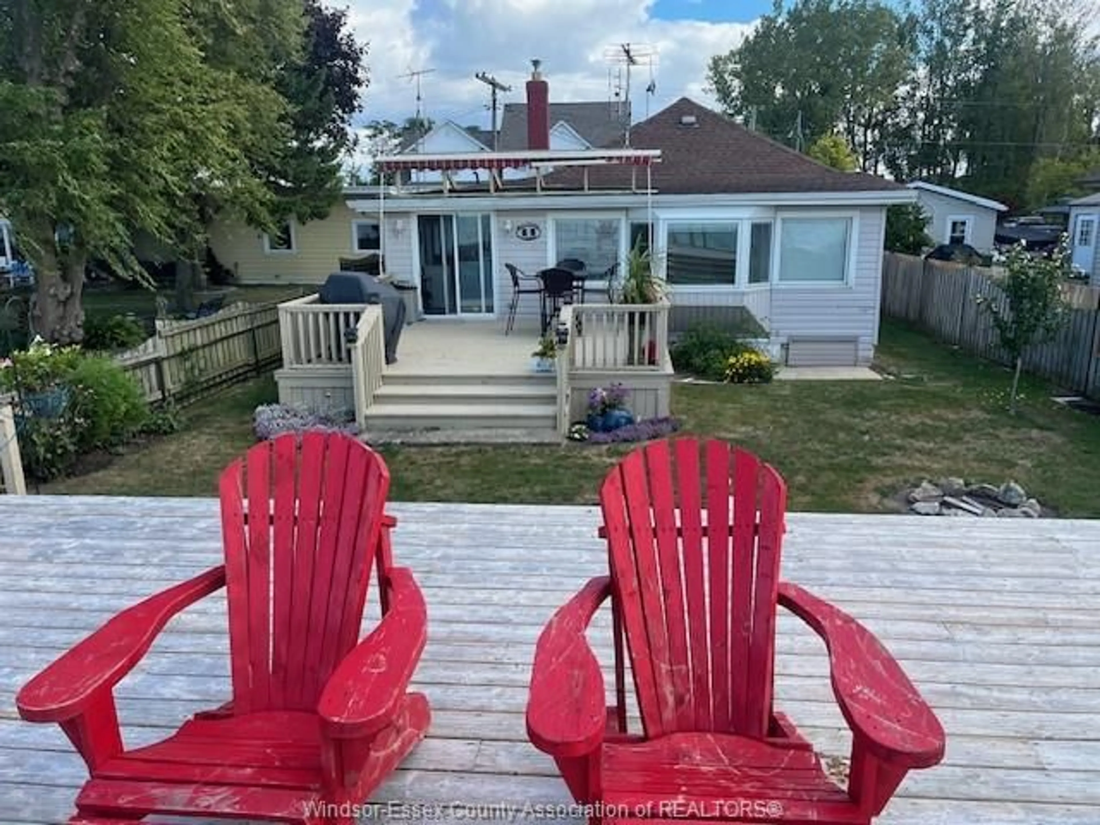A pic from outside/outdoor area/front of a property/back of a property/a pic from drone, water/lake/river/ocean view for 813 ERIE SHORES Dr, Colchester Ontario N0R 1G0
