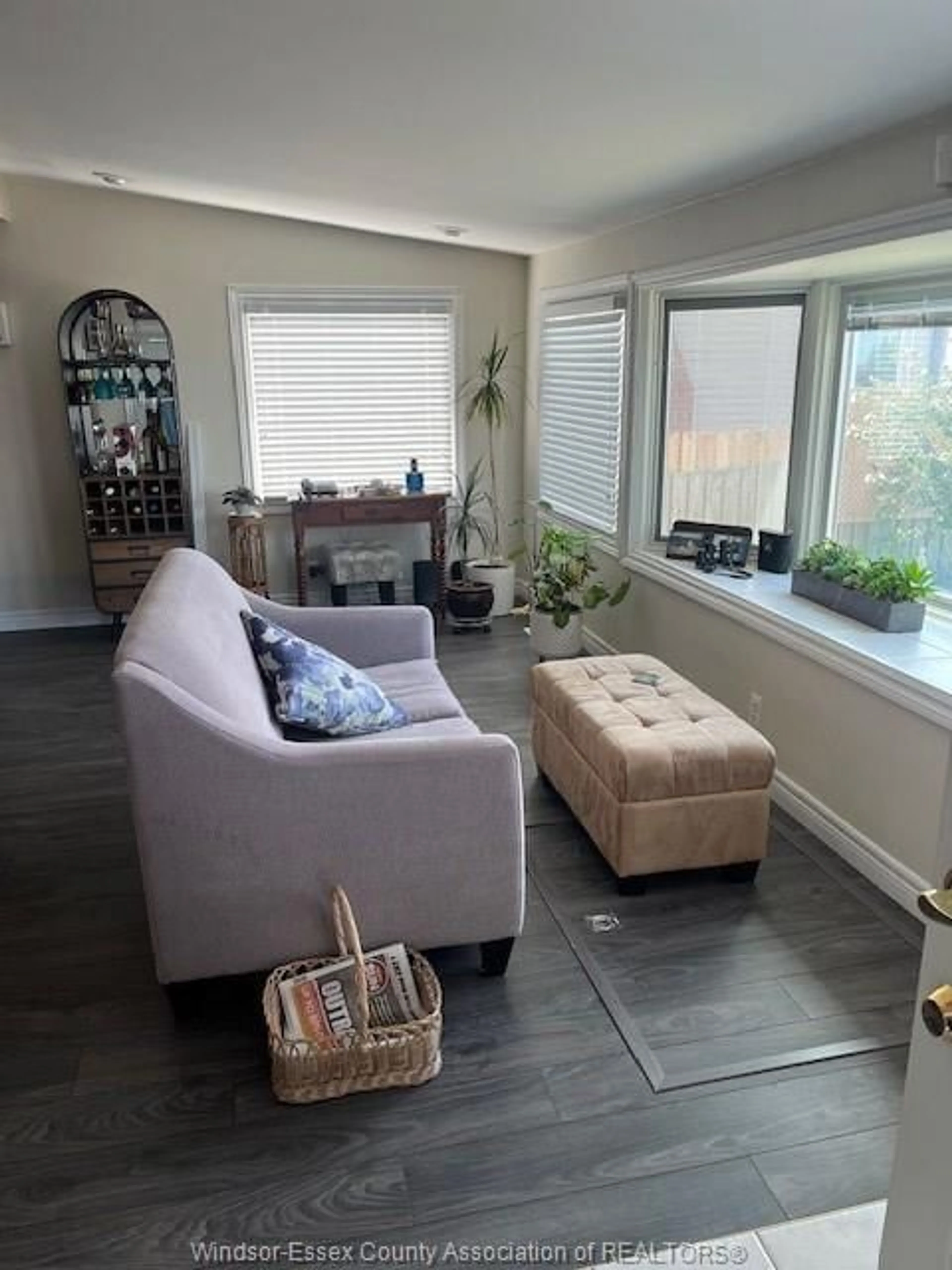 Living room with furniture, wood/laminate floor for 813 ERIE SHORES Dr, Colchester Ontario N0R 1G0