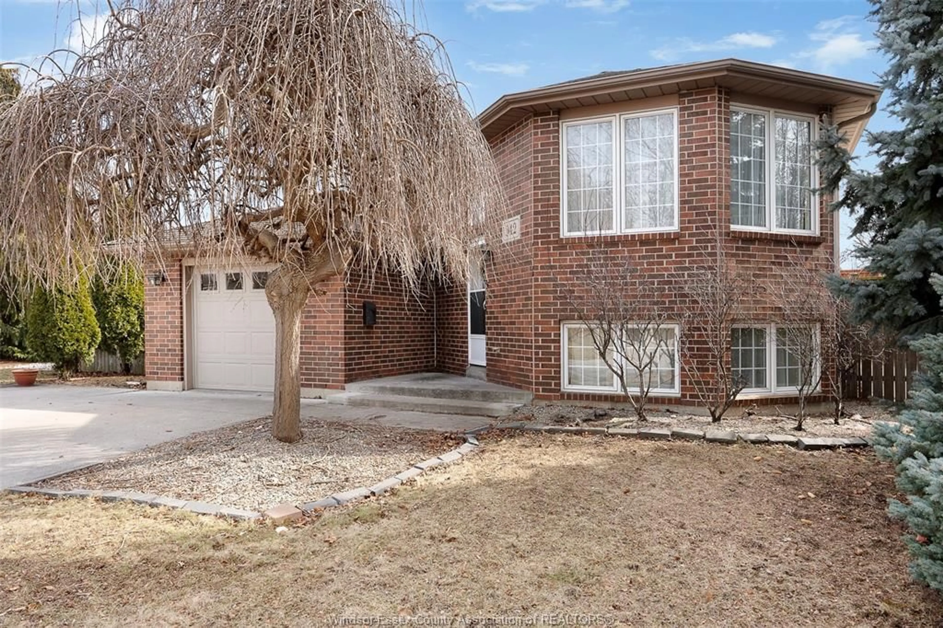 Home with brick exterior material, street for 342 THORN RIDGE Cres, Amherstburg Ontario N9V 3X4