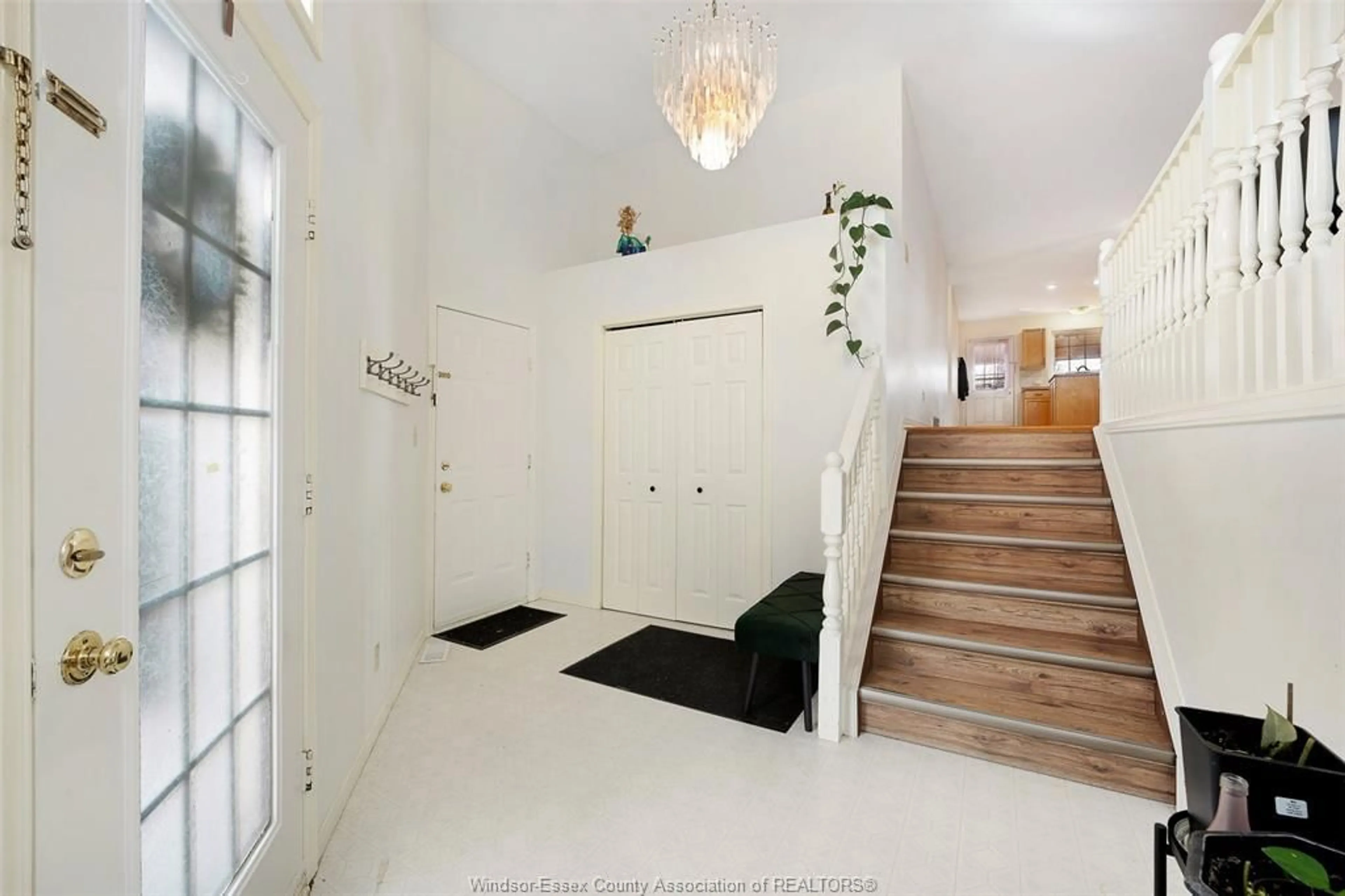 Indoor foyer for 342 THORN RIDGE Cres, Amherstburg Ontario N9V 3X4