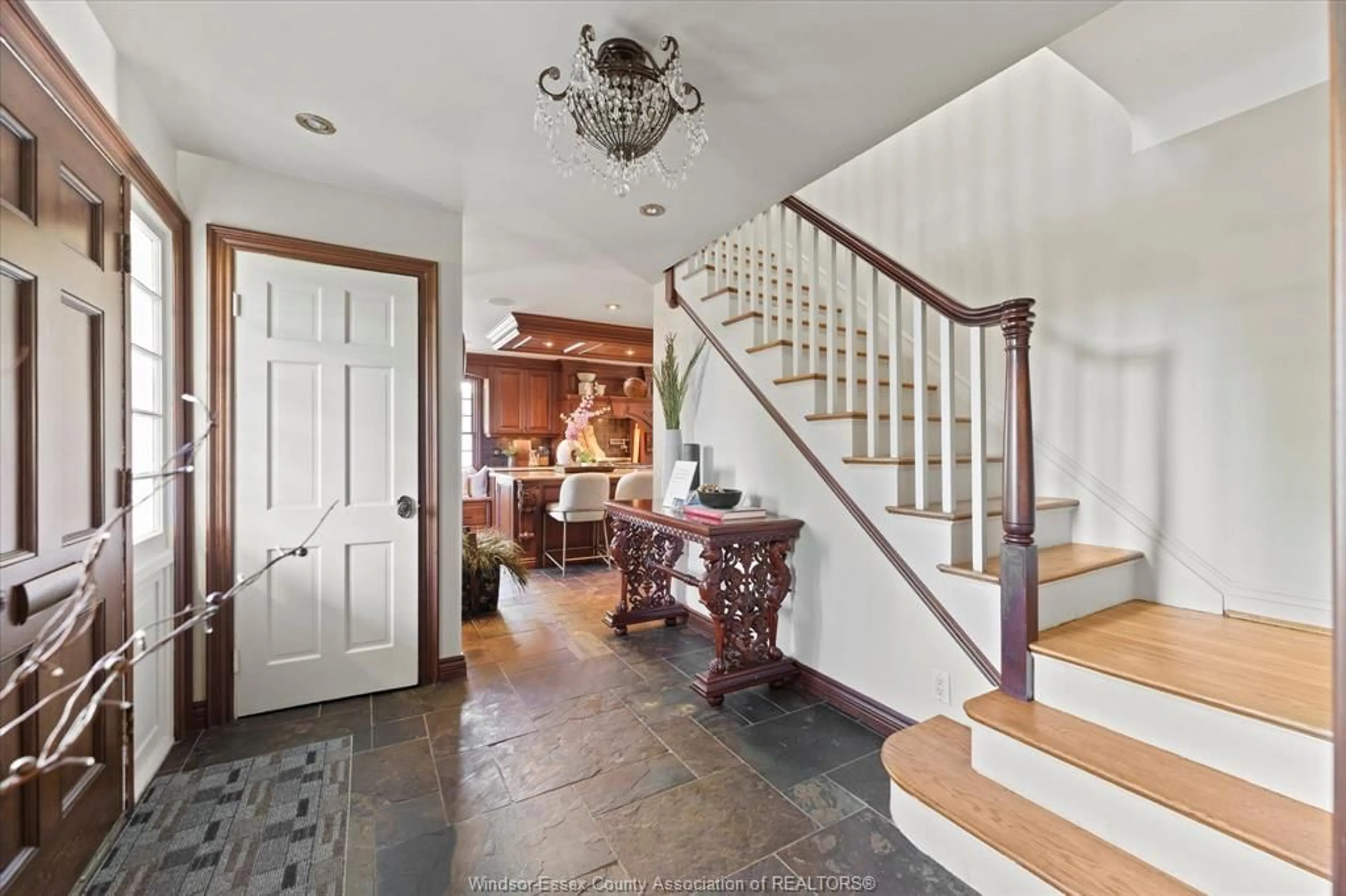 Indoor foyer for 6545 RIVERSIDE Dr, Windsor Ontario N8S 1C1