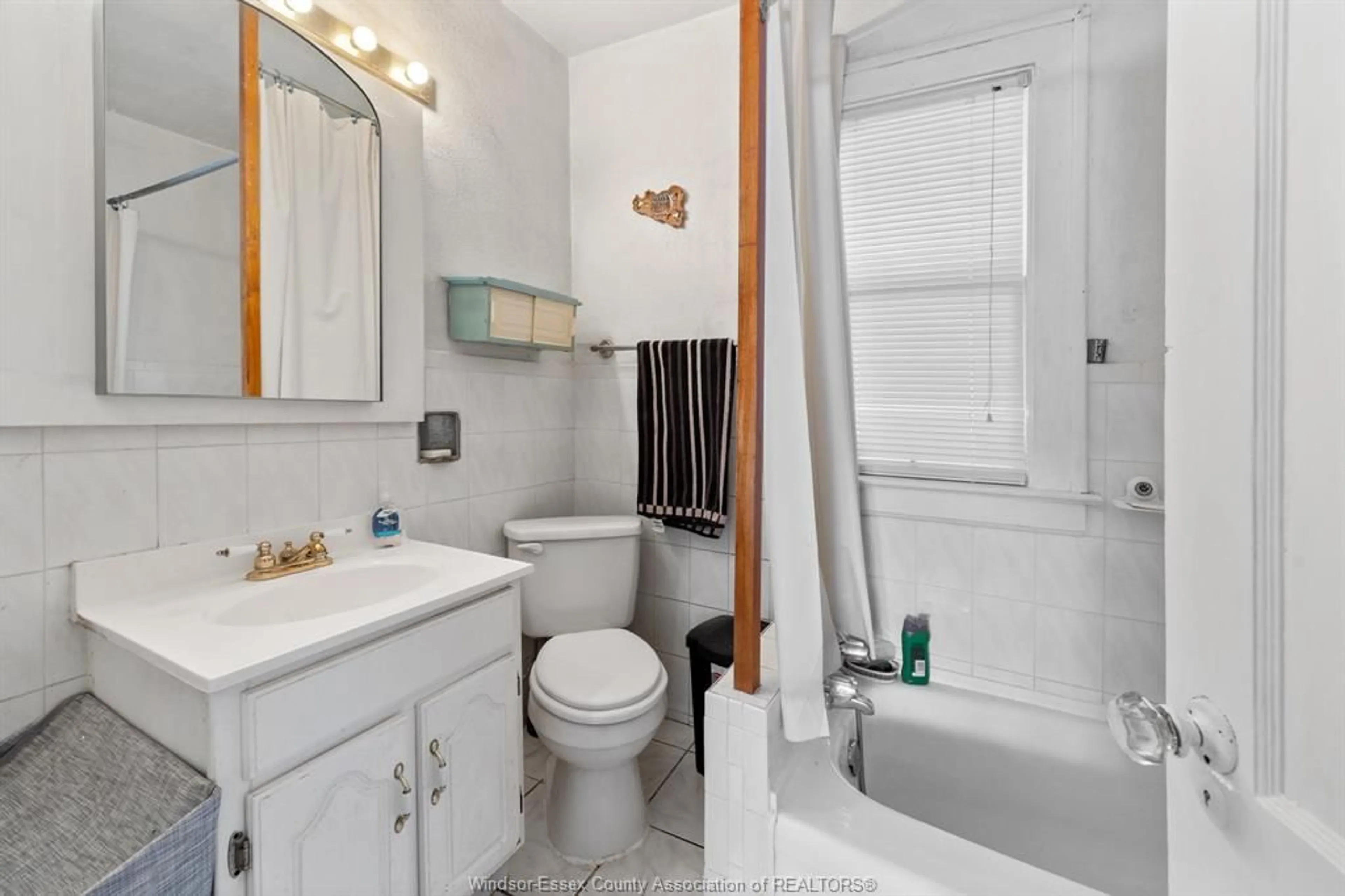 Standard bathroom, ceramic/tile floor for 1346 PIERRE Ave, Windsor Ontario N8X 4P1
