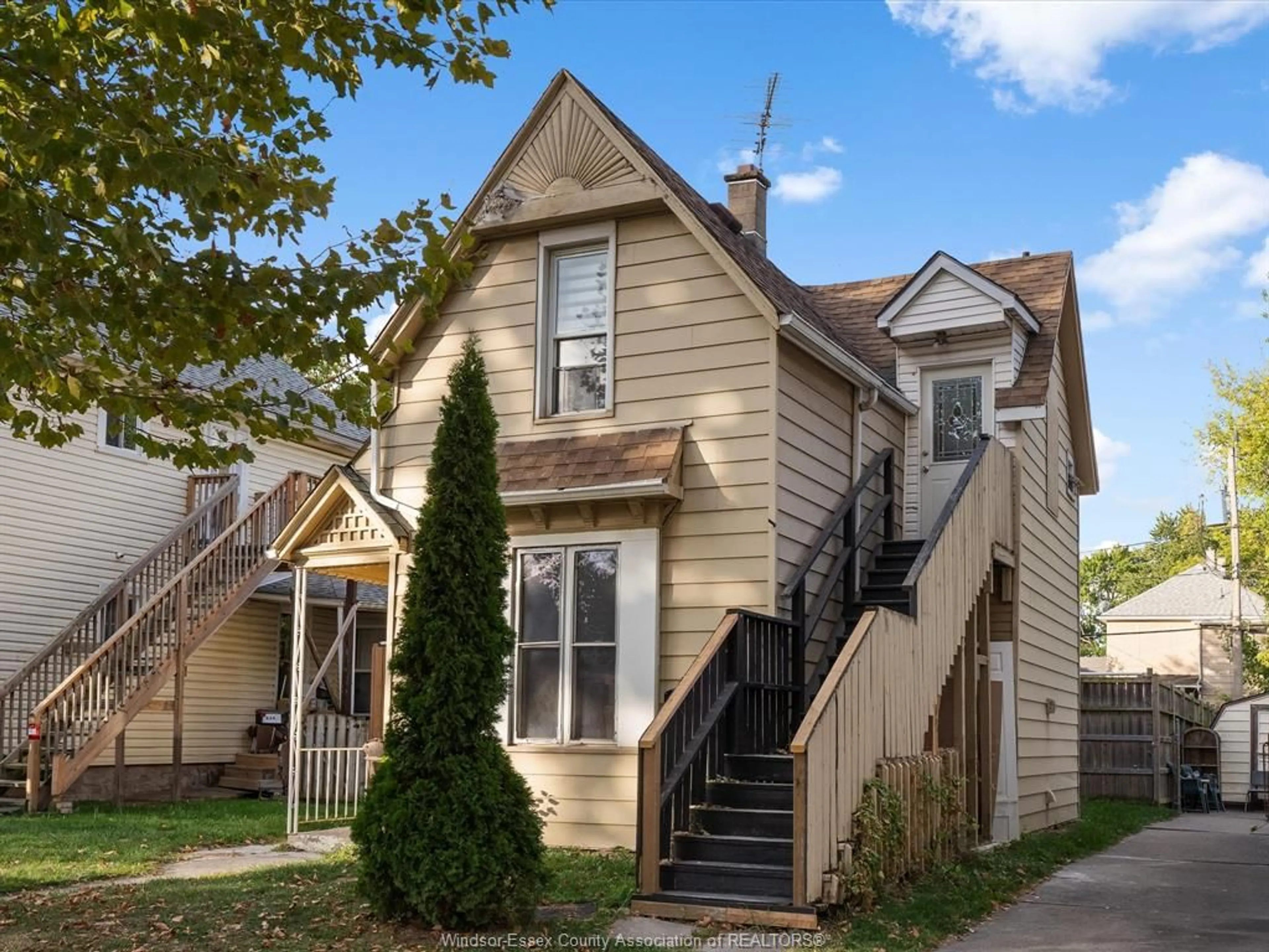 Home with vinyl exterior material, street for 253 CURRY Ave, Windsor Ontario N9B 2B4