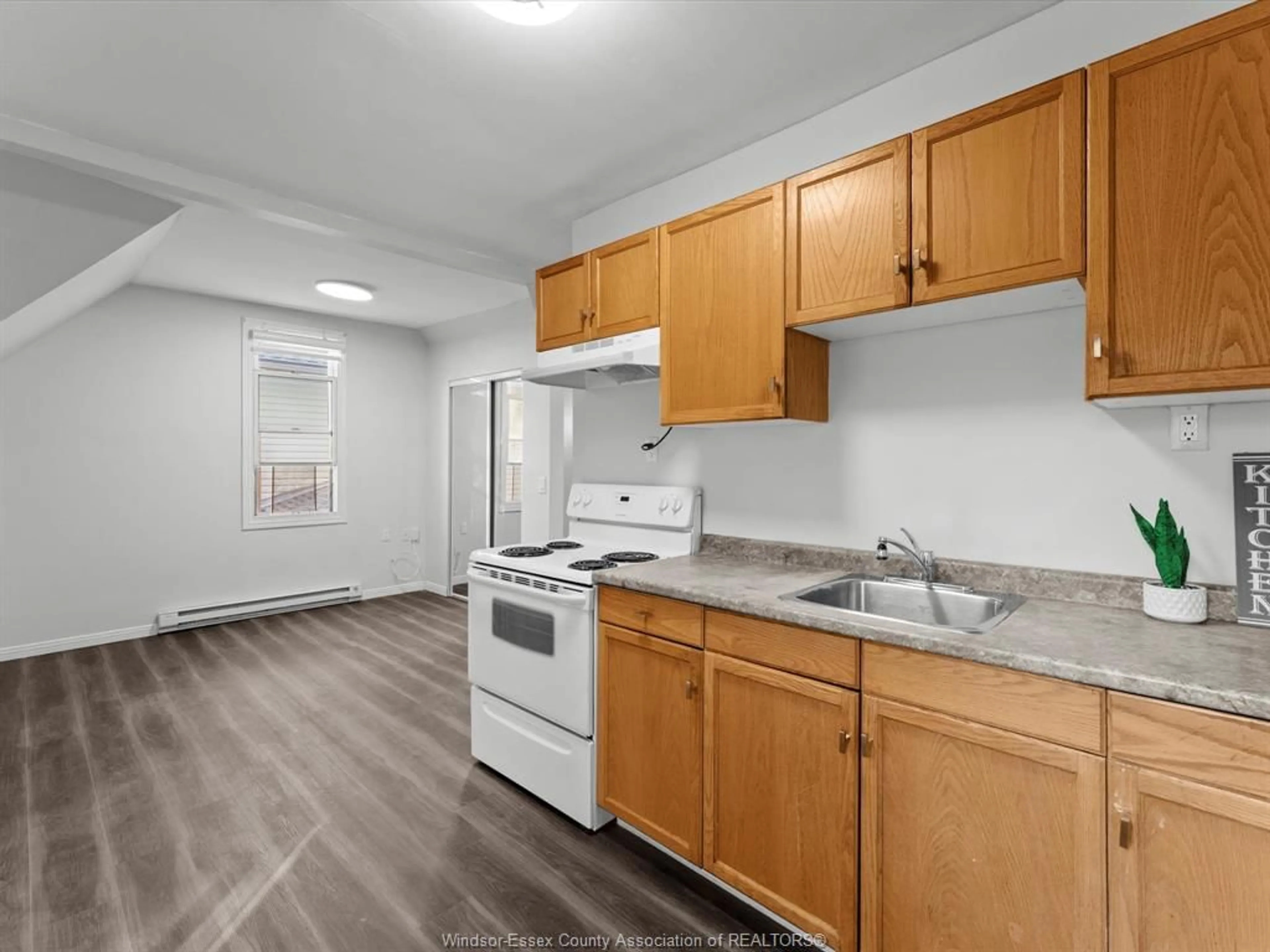 Standard kitchen, unknown for 253 CURRY Ave, Windsor Ontario N9B 2B4