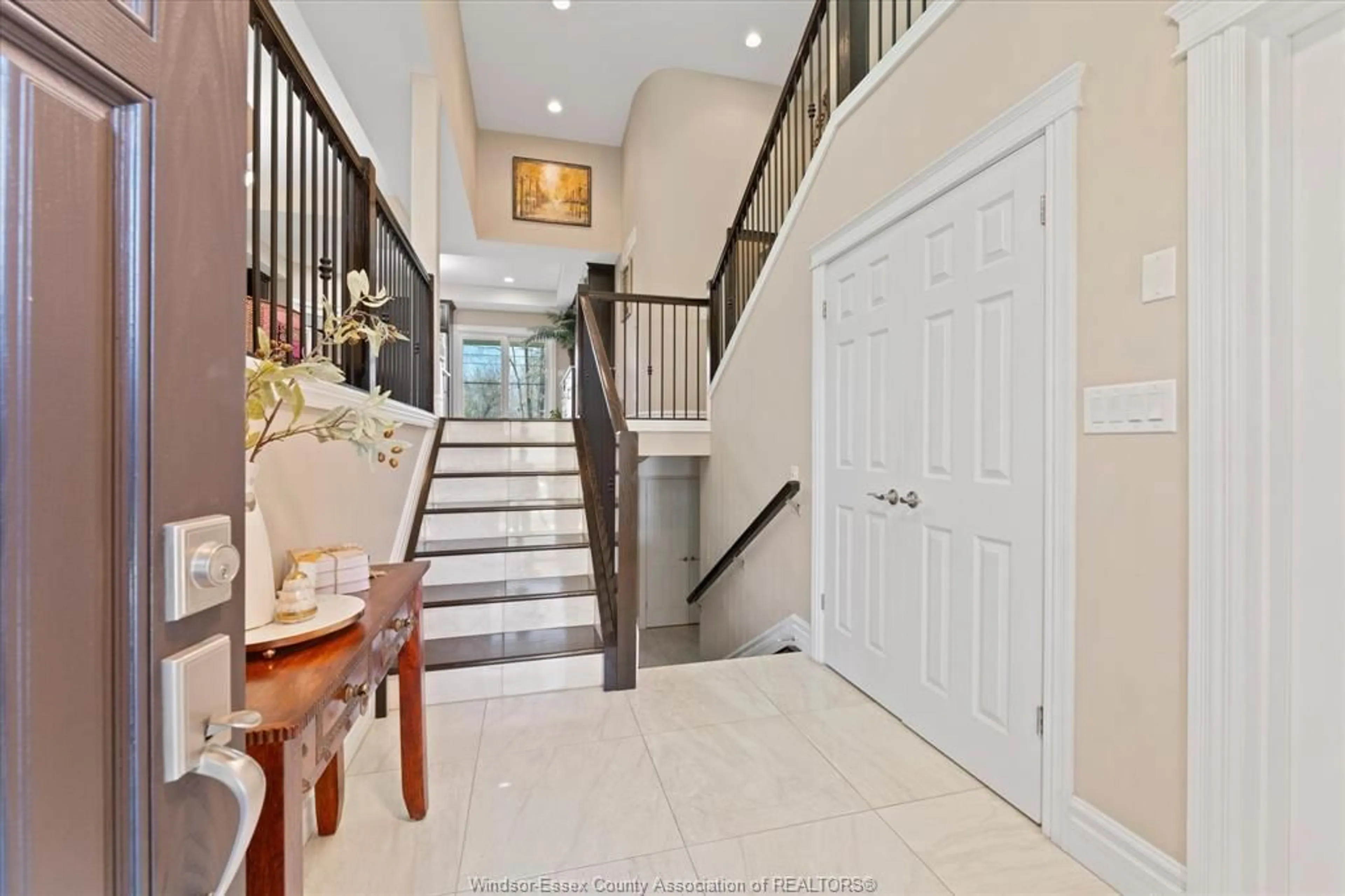 Indoor foyer for 1960 RANDOLPH, Windsor Ontario N9B 2W5