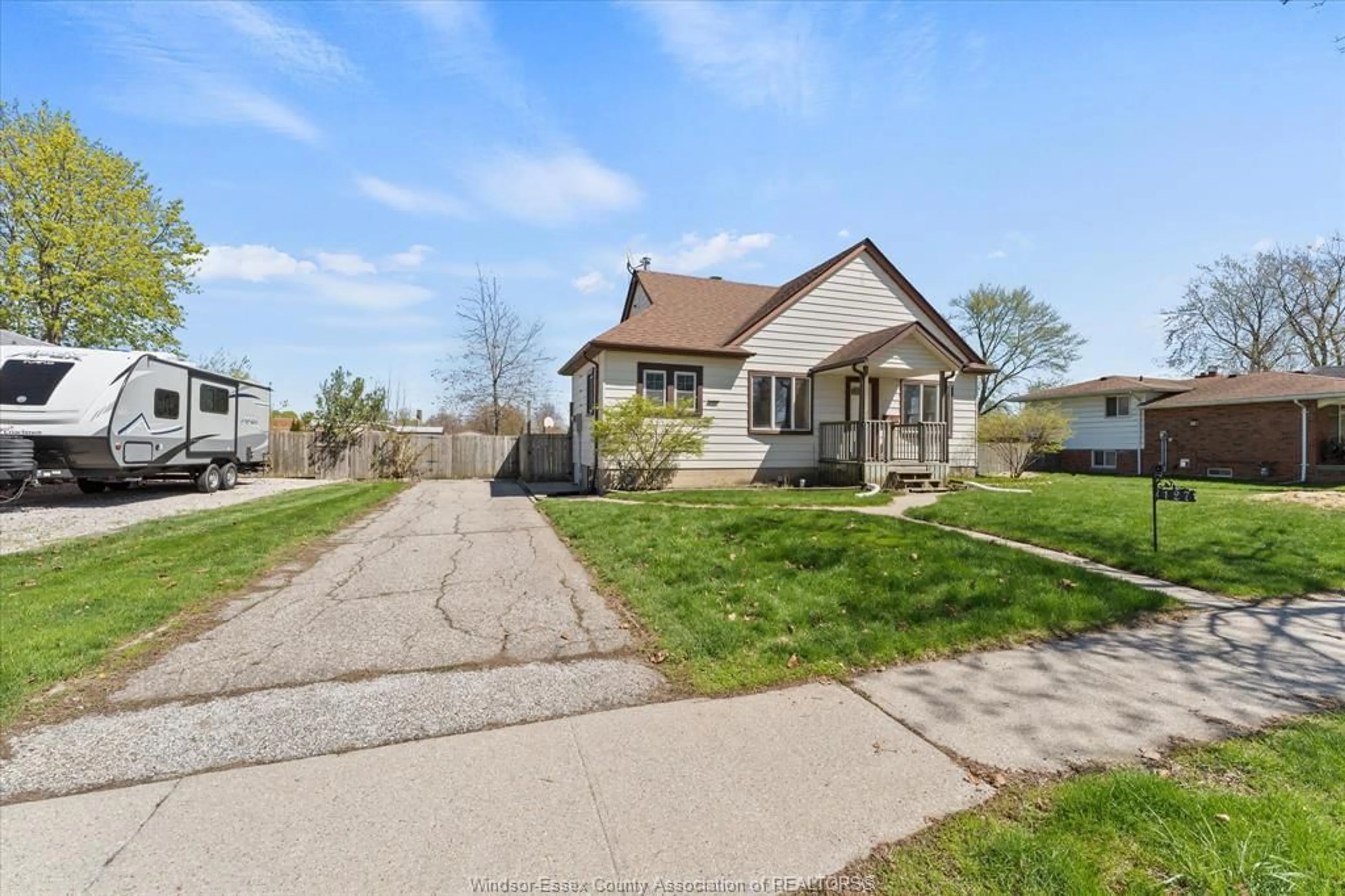 A pic from outside/outdoor area/front of a property/back of a property/a pic from drone, street for 127 BALACLAVA St, Amherstburg Ontario N9V 2G7