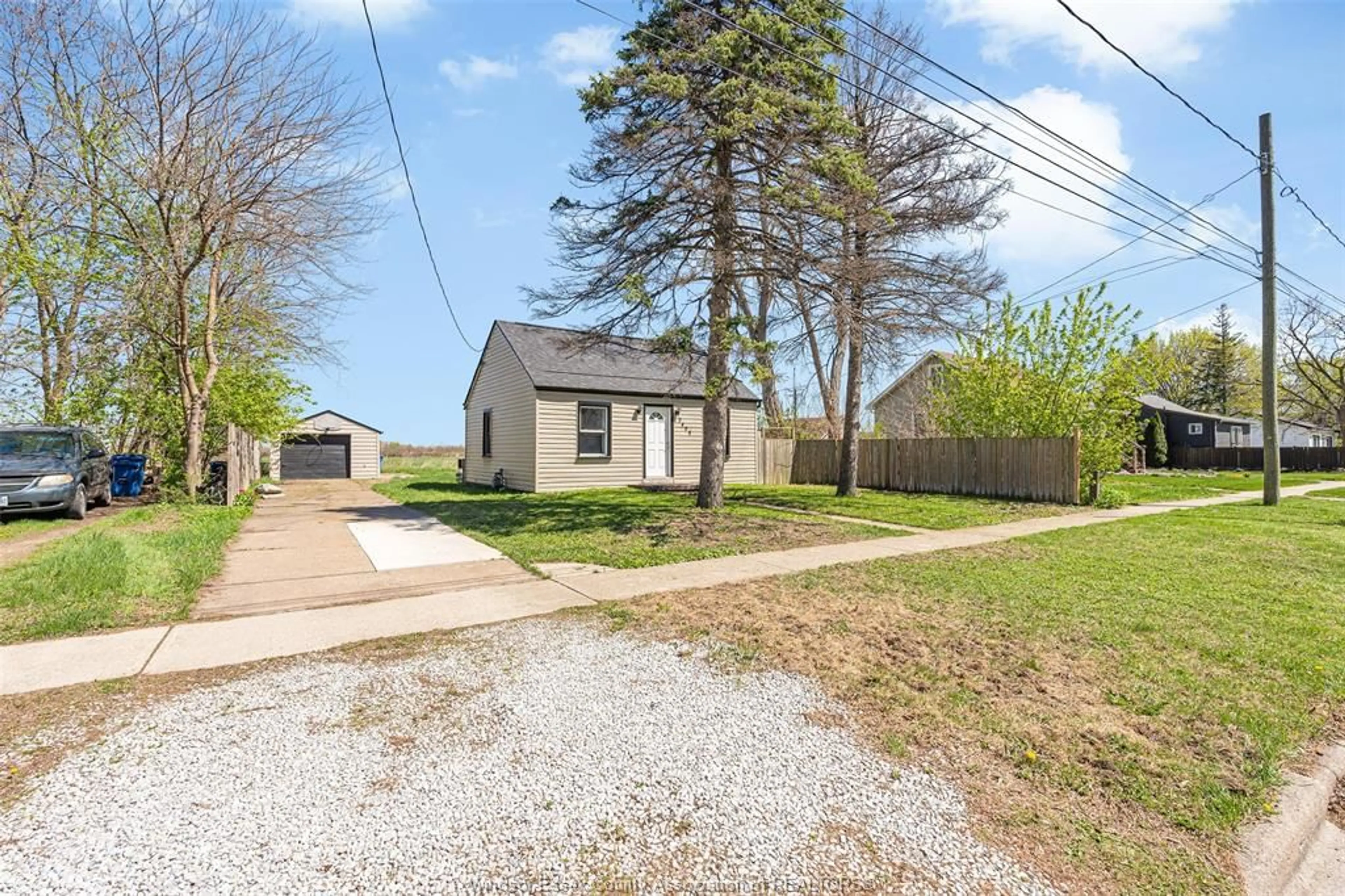 A pic from outside/outdoor area/front of a property/back of a property/a pic from drone, street for 3456 RIBERDY, Windsor Ontario N8W 3V6