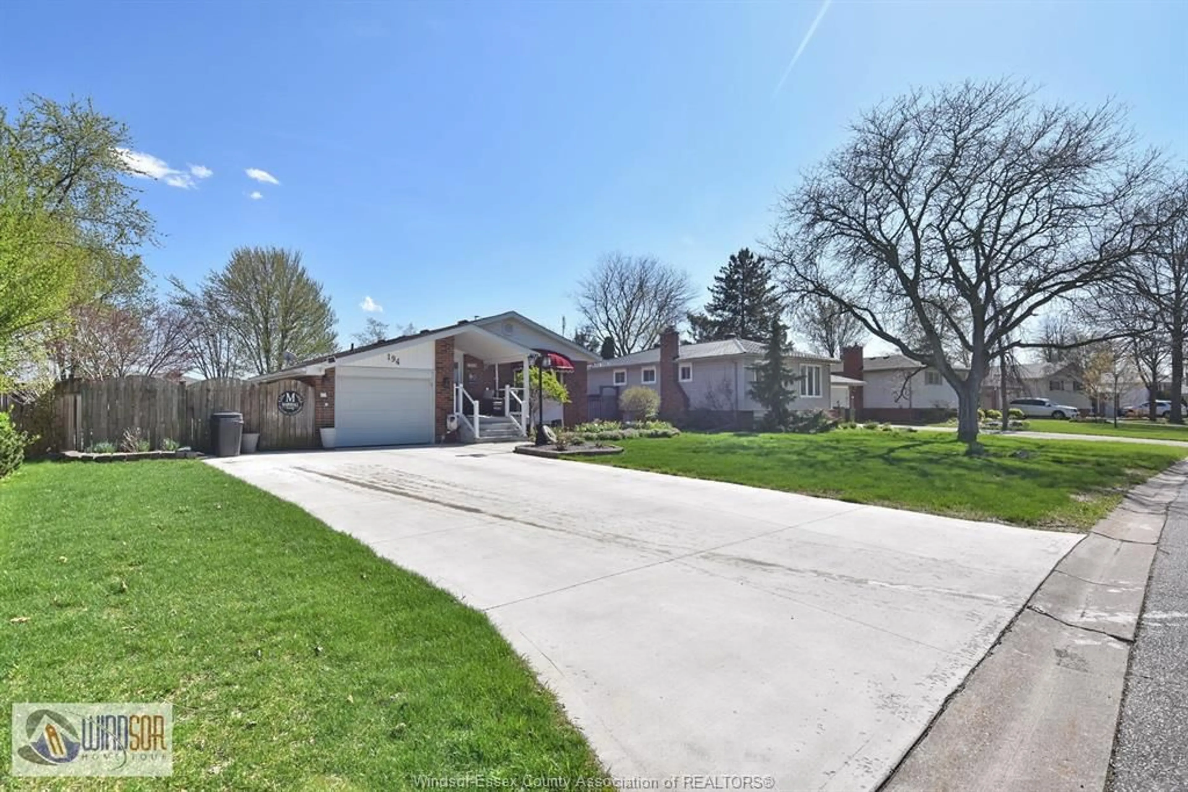 A pic from outside/outdoor area/front of a property/back of a property/a pic from drone, street for 194 BRIEN Ave, Essex Ontario N8M 2P6