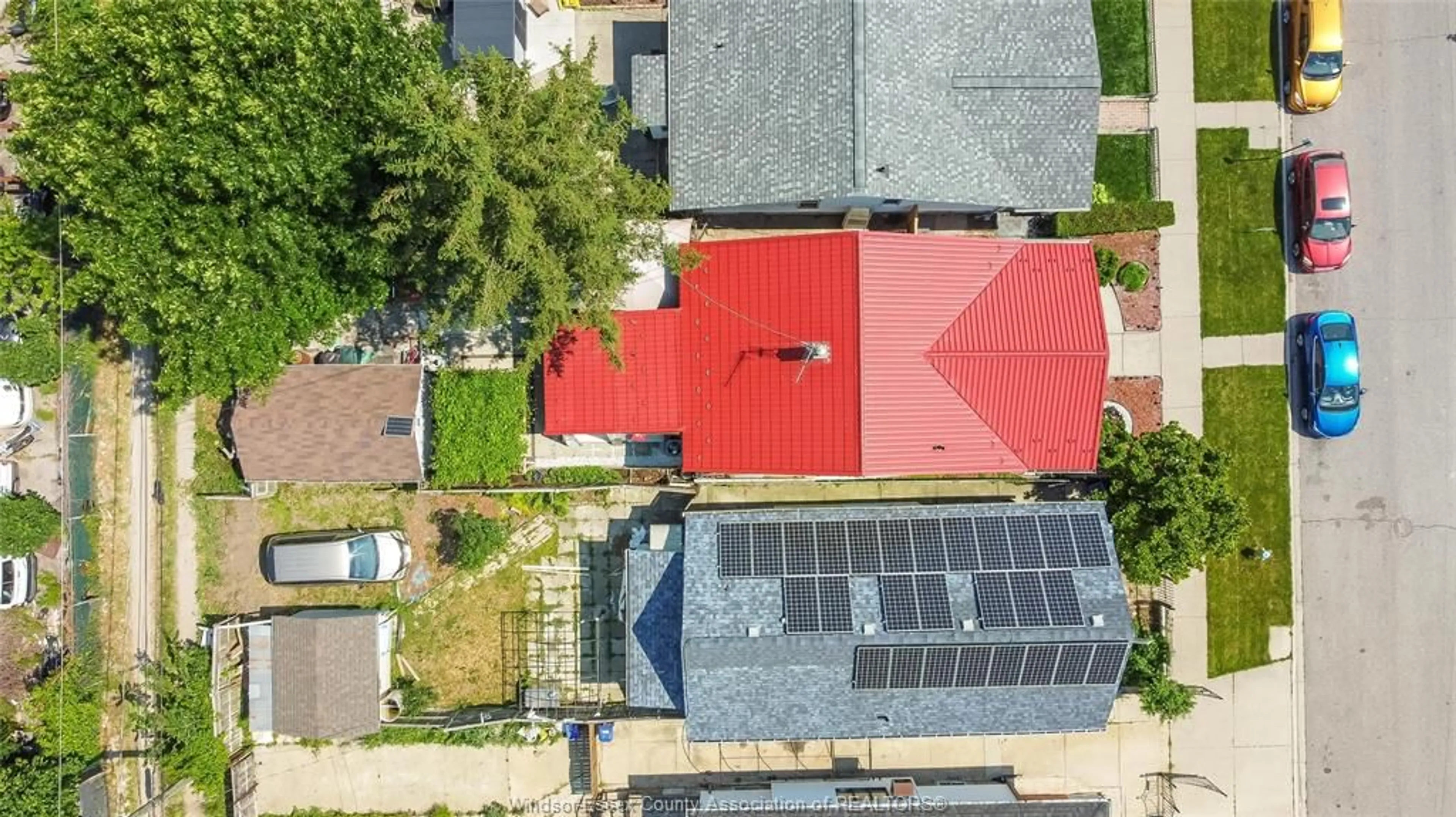 A pic from outside/outdoor area/front of a property/back of a property/a pic from drone, street for 1054 OAK St, Windsor Ontario N9A 5G4