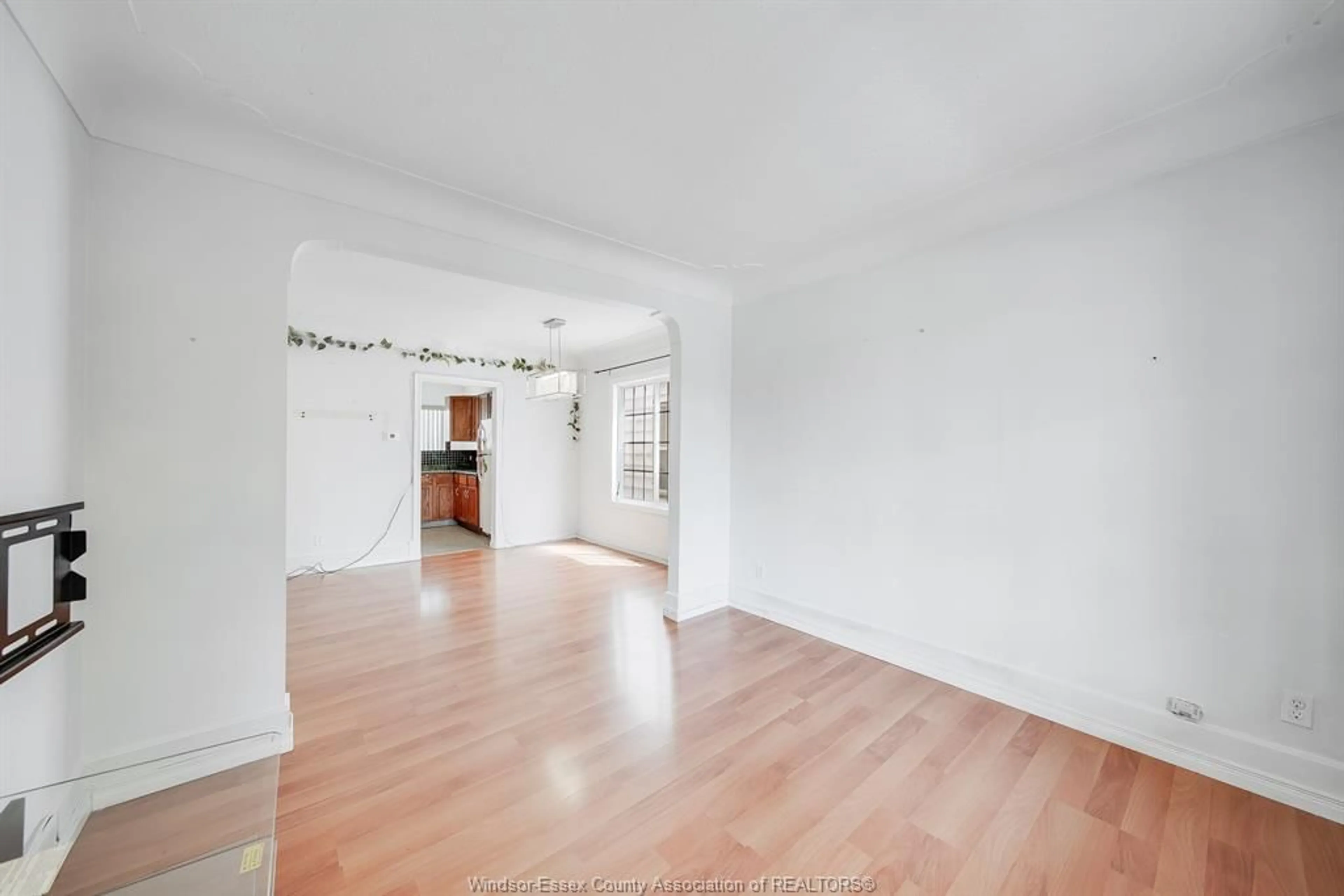 A pic of a room for 1054 OAK St, Windsor Ontario N9A 5G4