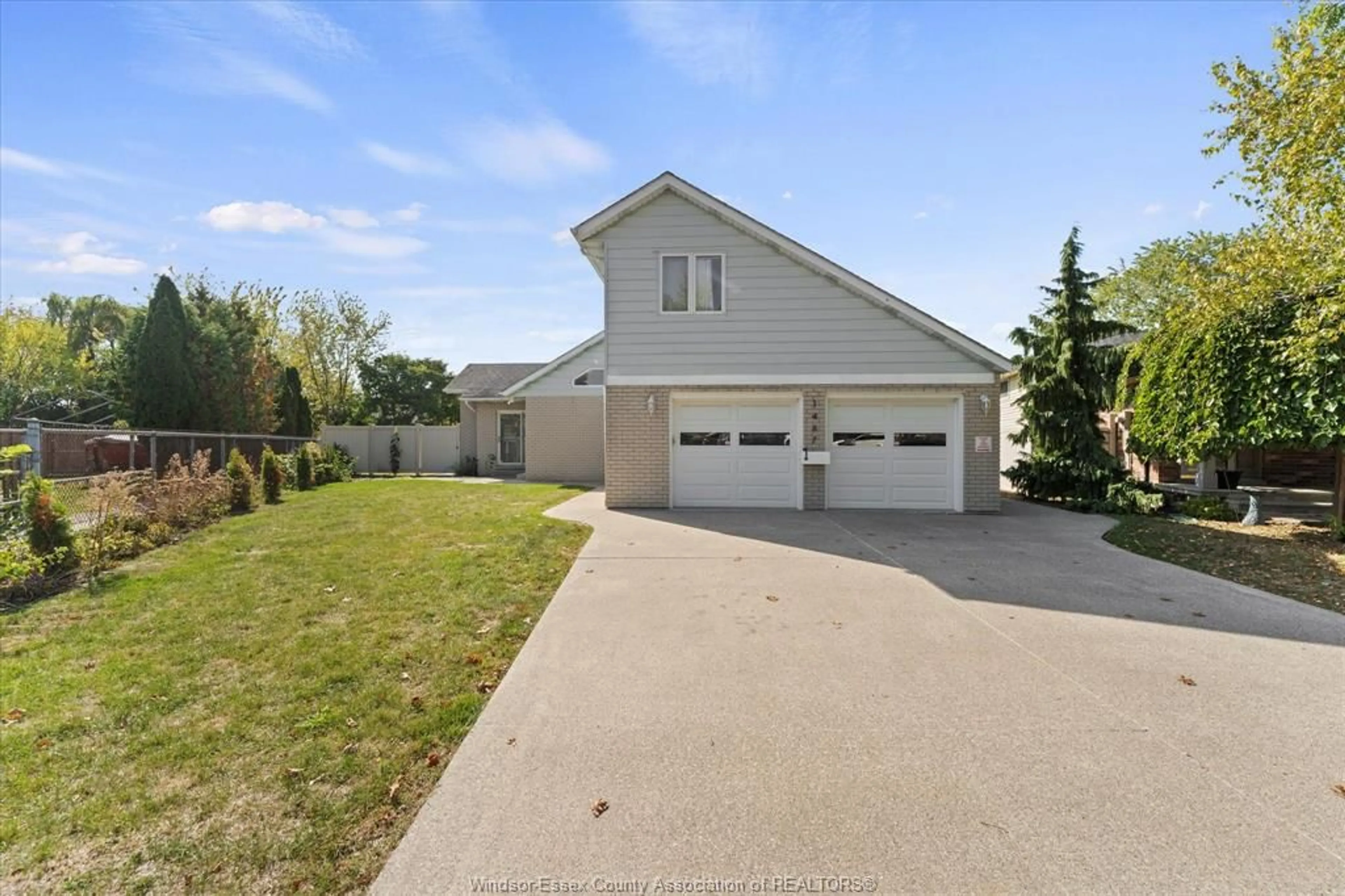 A pic from outside/outdoor area/front of a property/back of a property/a pic from drone, street for 1467 GUILDWOOD Cres, LaSalle Ontario N9H 2B3