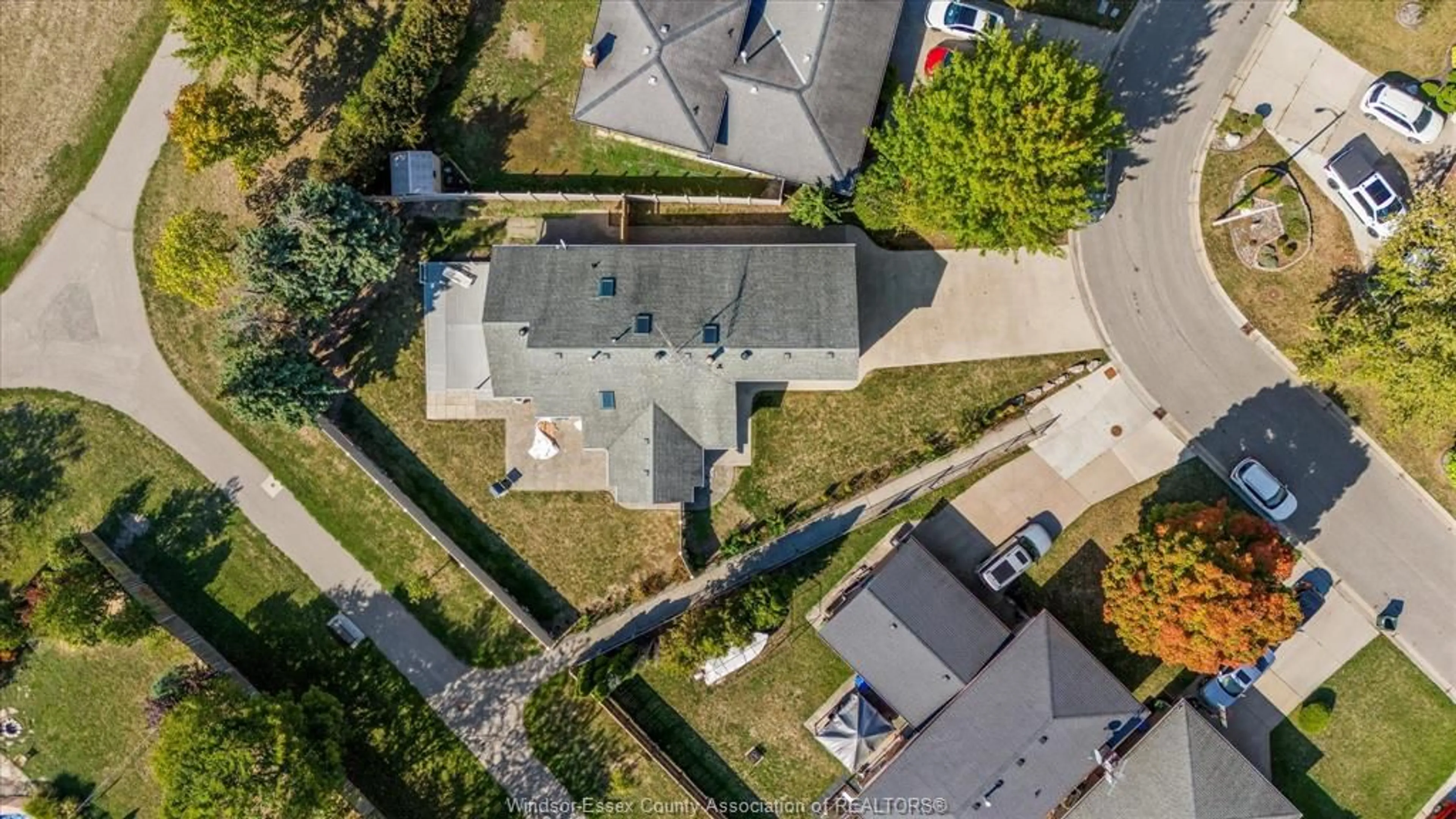 A pic from outside/outdoor area/front of a property/back of a property/a pic from drone, street for 1467 GUILDWOOD Cres, LaSalle Ontario N9H 2B3