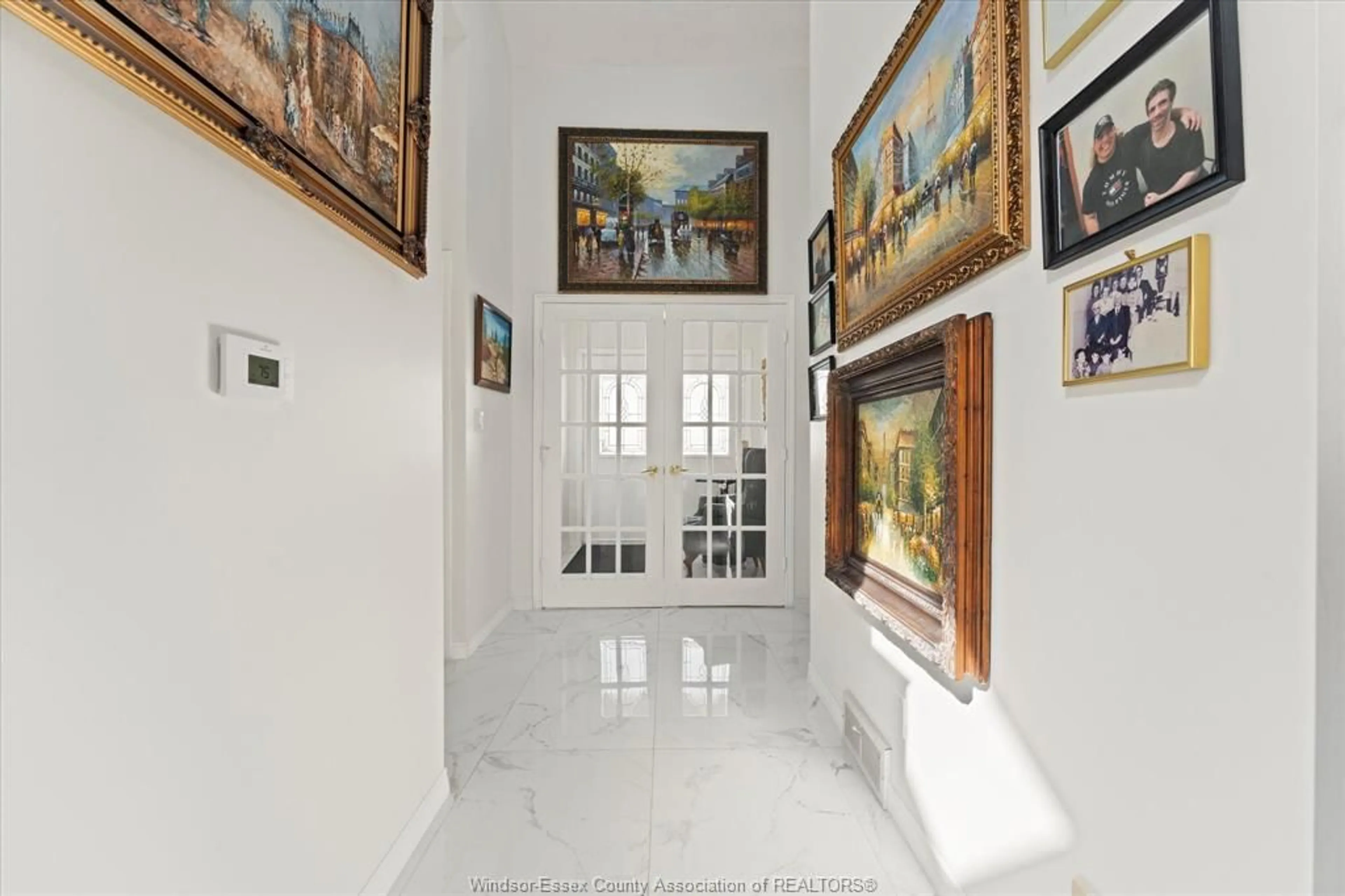 Indoor foyer for 1467 GUILDWOOD Cres, LaSalle Ontario N9H 2B3