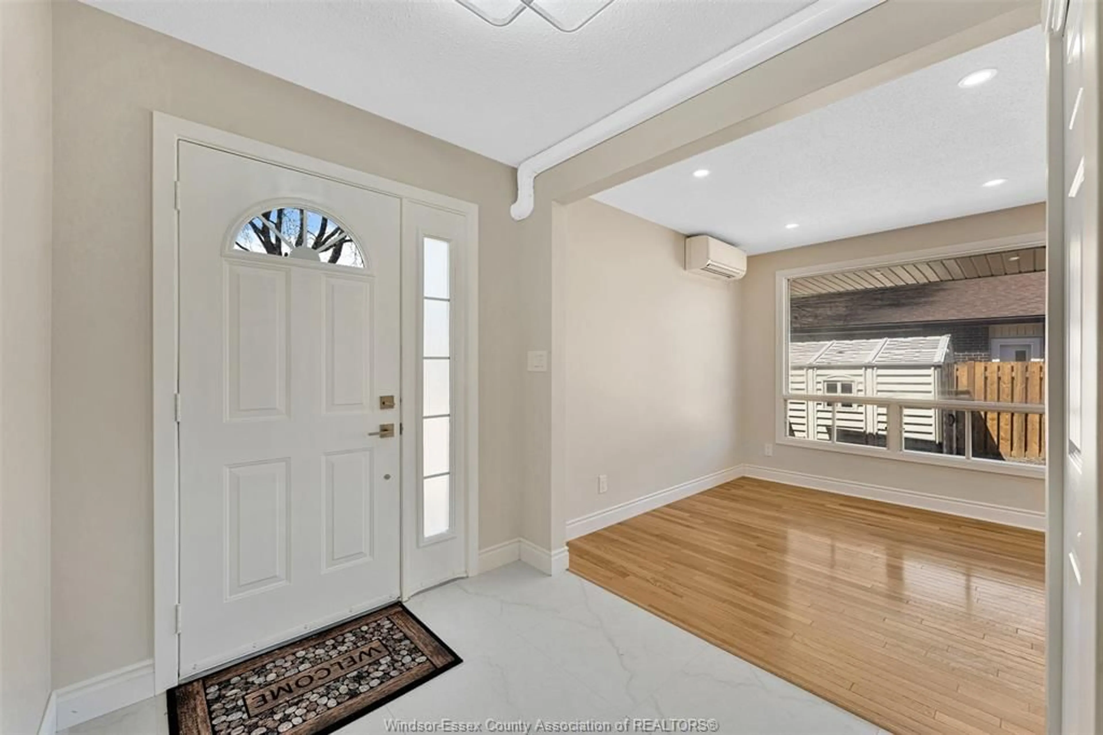 Indoor entryway for 1430 BAYSWATER, Windsor Ontario N8S 4L8