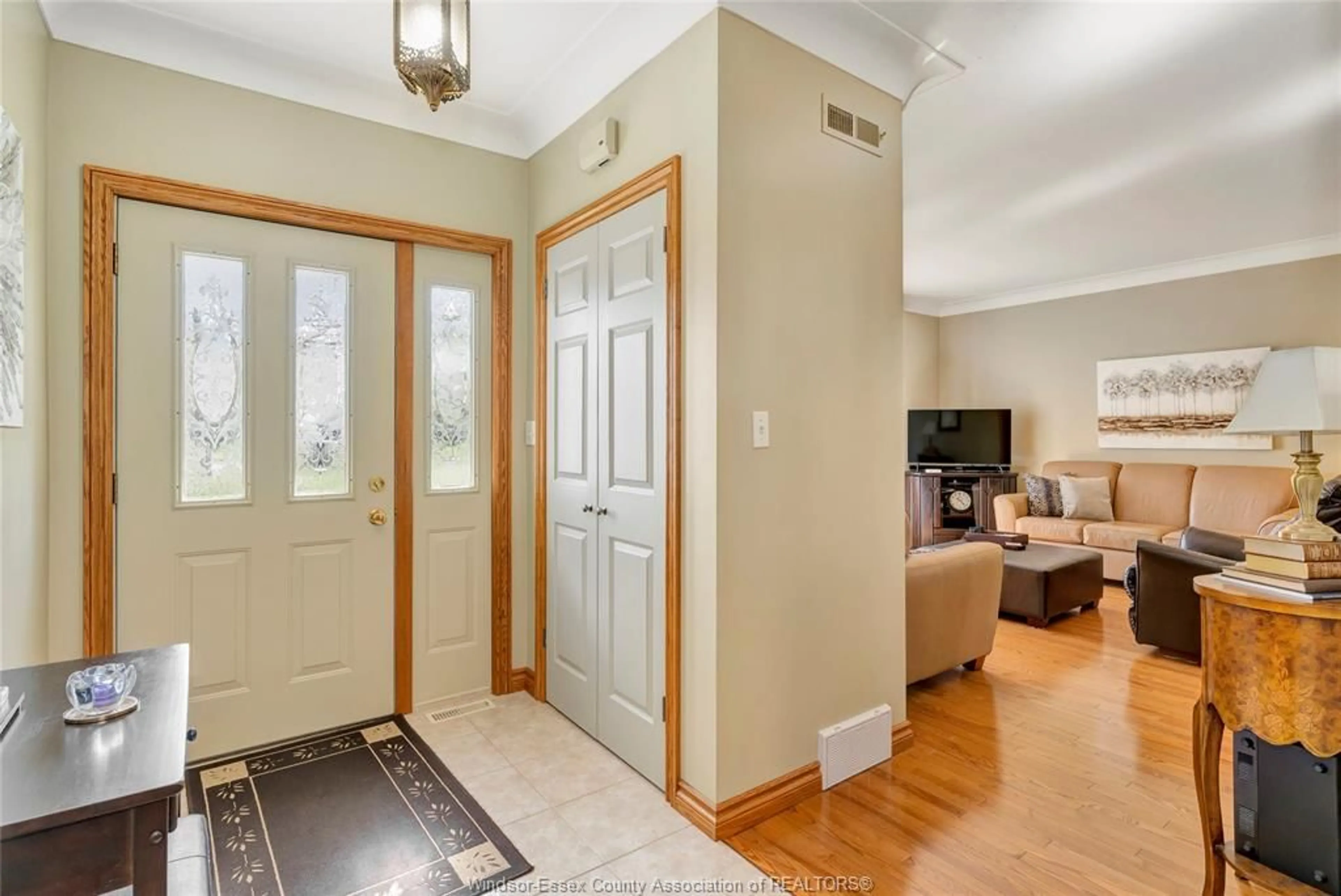 Indoor foyer for 273 COUNTY RD 31, Lakeshore Ontario N8L 1L3