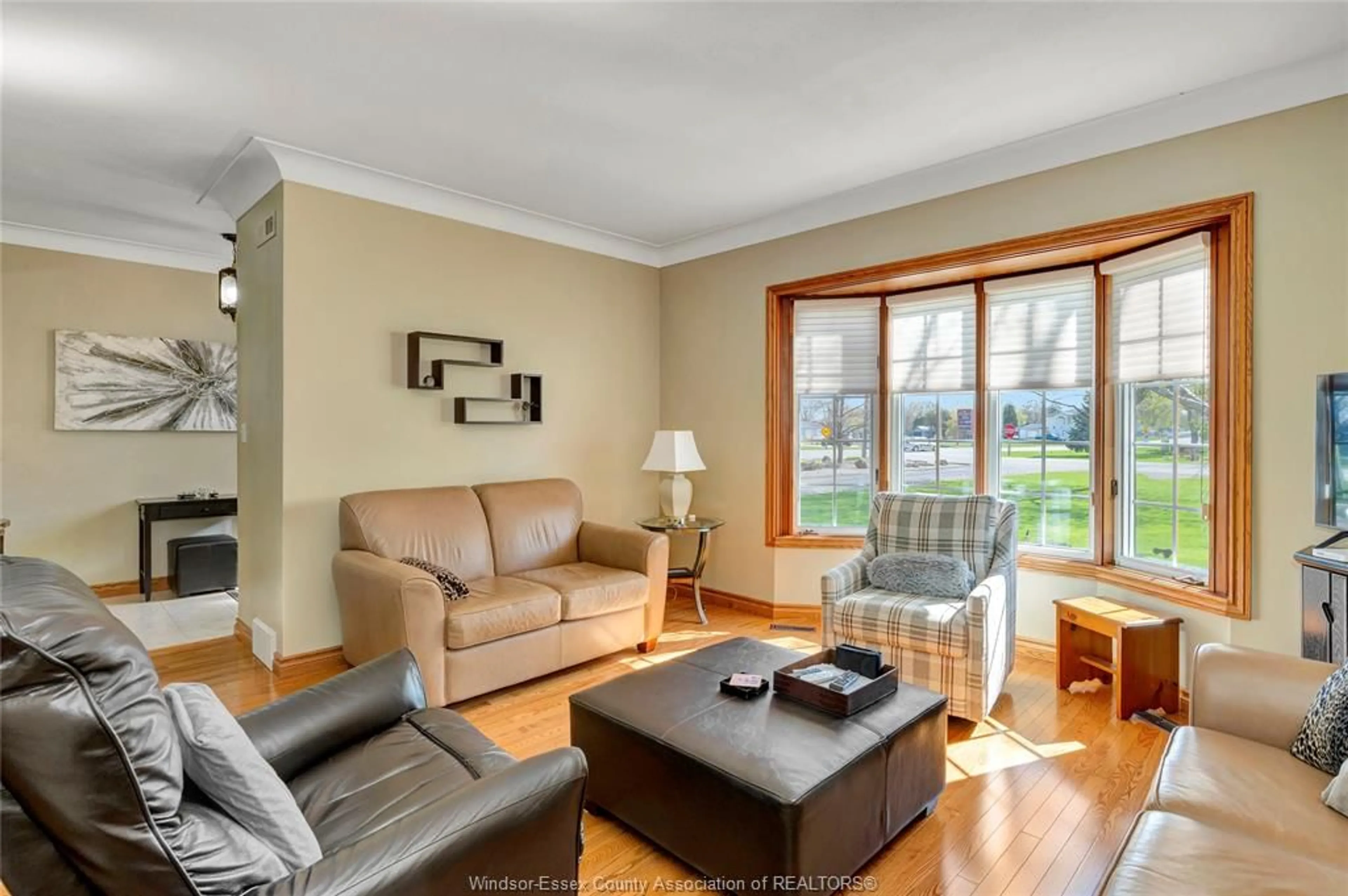 Living room with furniture, wood/laminate floor for 273 COUNTY RD 31, Lakeshore Ontario N8L 1L3