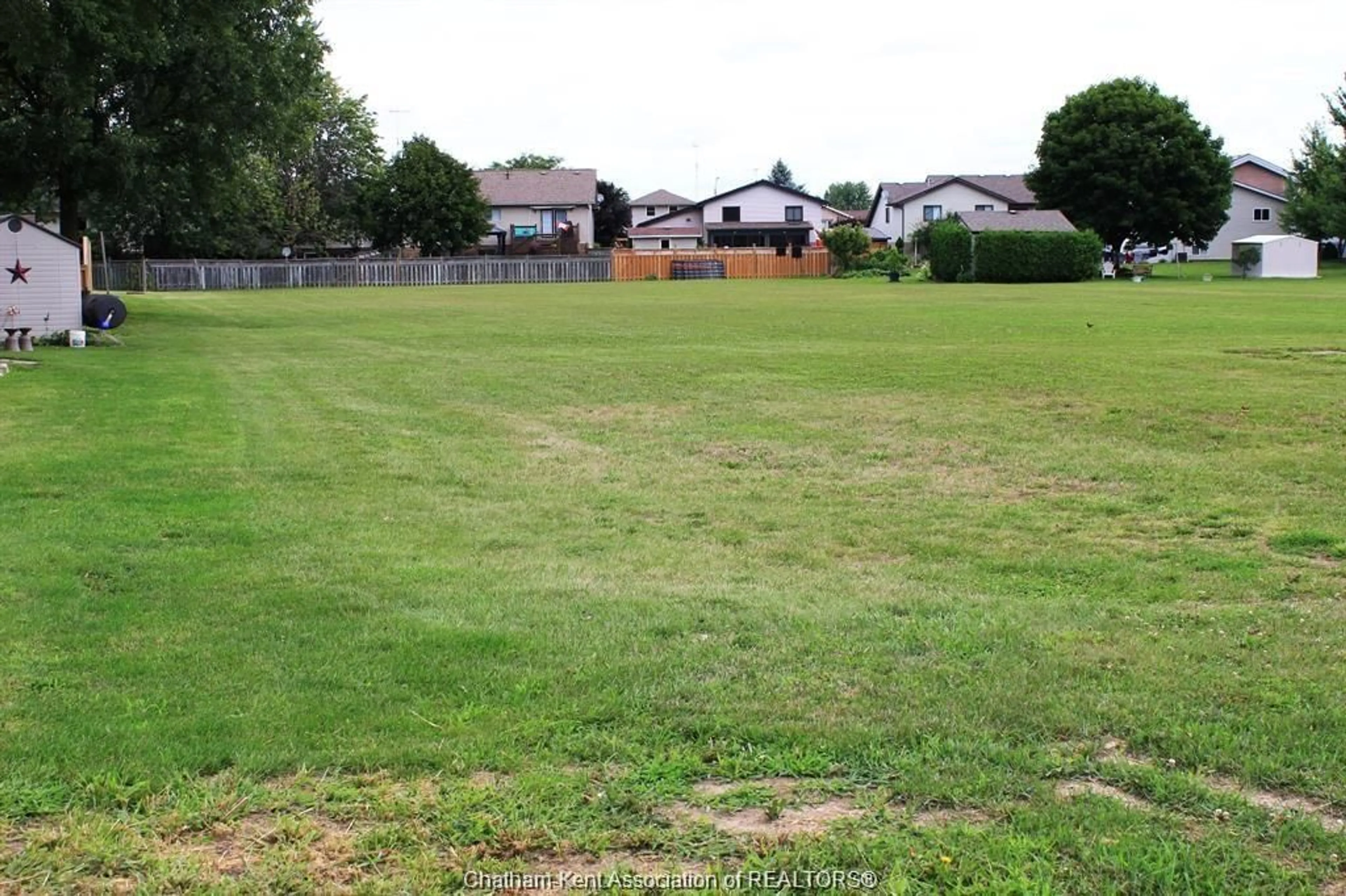 A pic from outside/outdoor area/front of a property/back of a property/a pic from drone, unknown for 1814 DUFFERIN Ave, Wallaceburg Ontario N8A 2X6