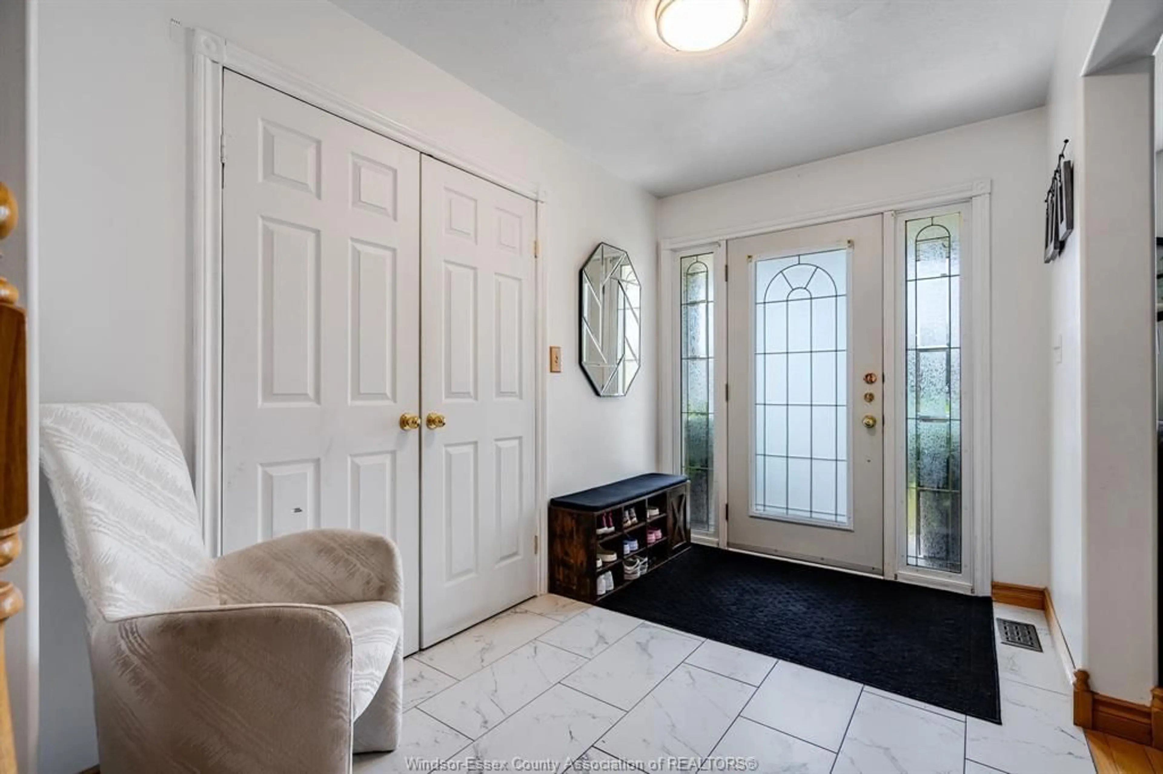 Indoor entryway for 45 Orangewood Blvd, Chatham Ontario N7L 5H1