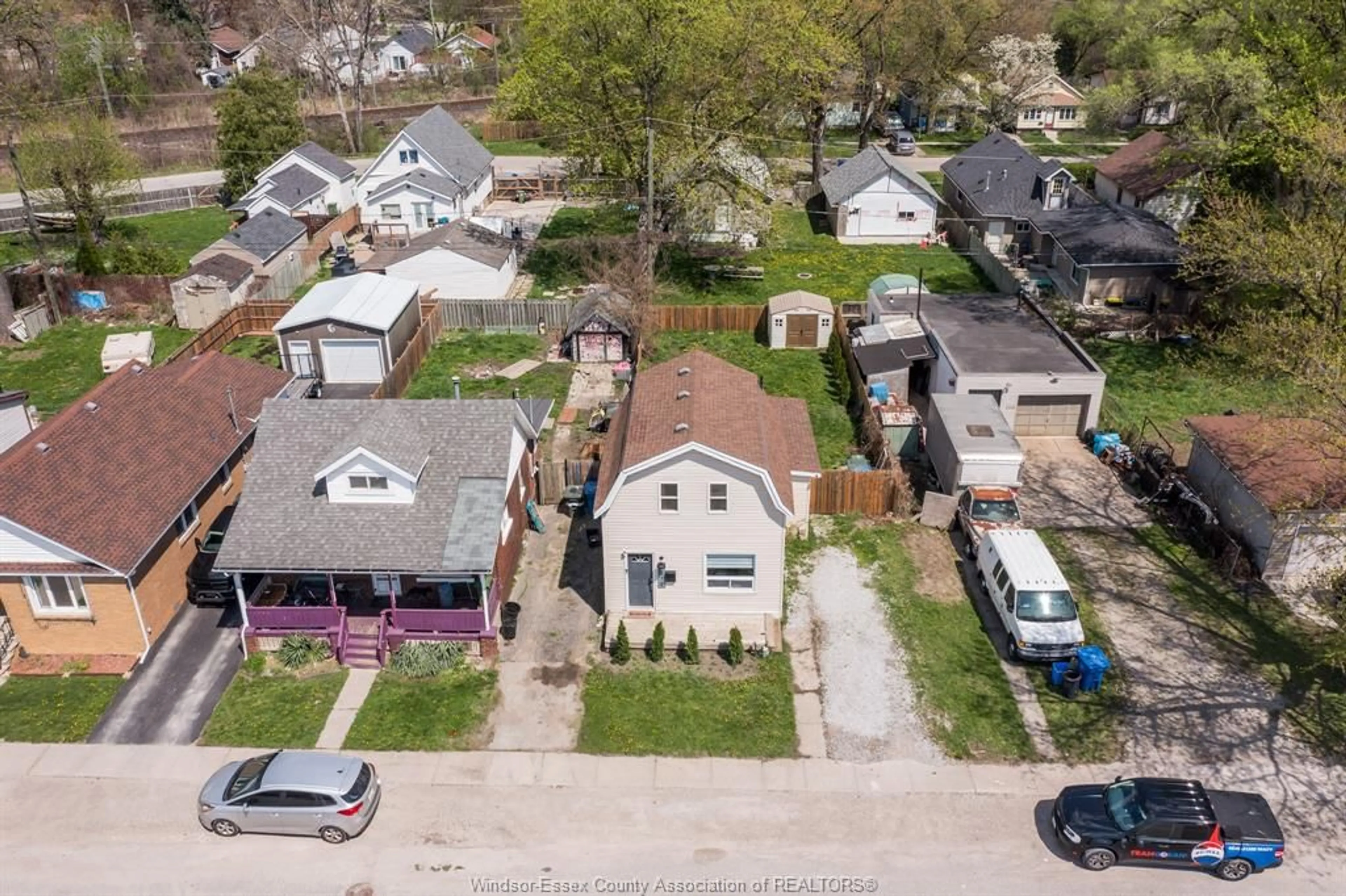 A pic from outside/outdoor area/front of a property/back of a property/a pic from drone, street for 2210 JANETTE, Windsor Ontario N8X 1Z8