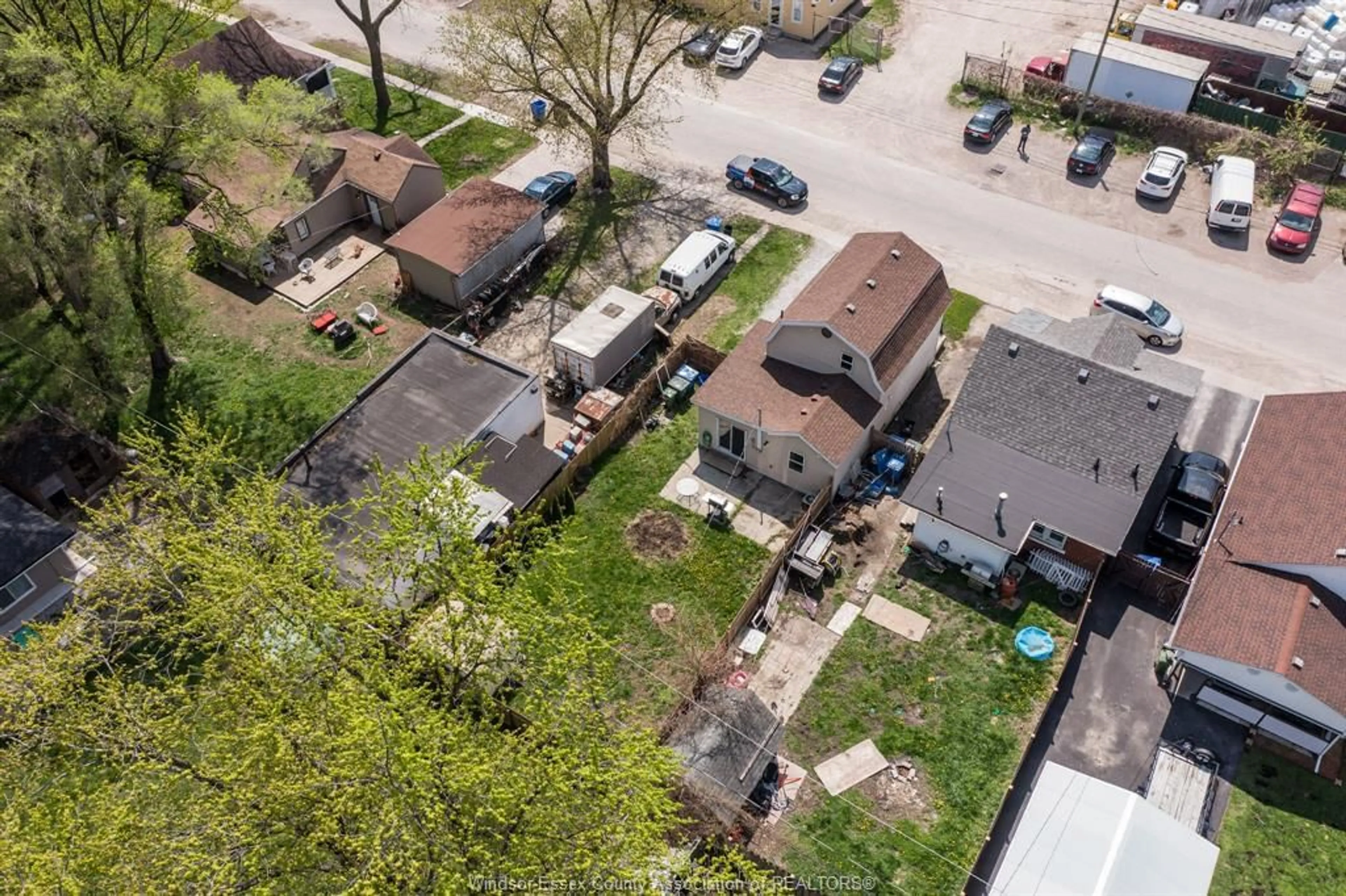 A pic from outside/outdoor area/front of a property/back of a property/a pic from drone, street for 2210 JANETTE, Windsor Ontario N8X 1Z8