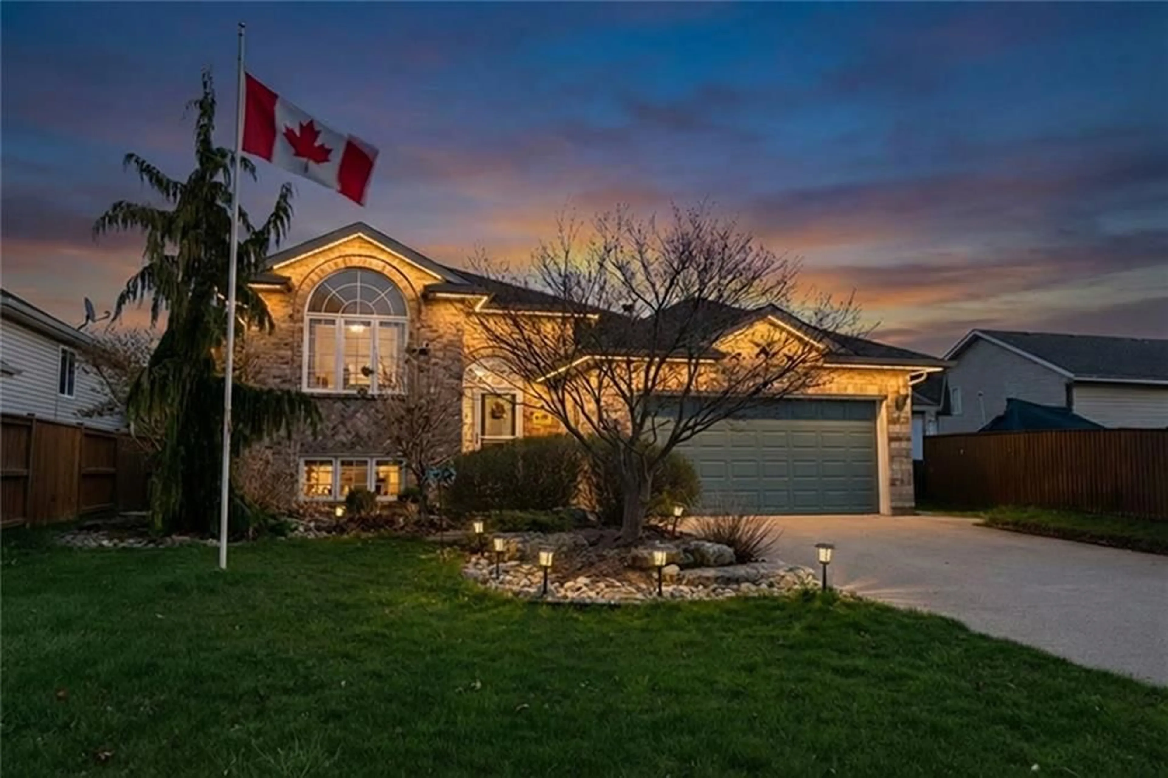 A pic from outside/outdoor area/front of a property/back of a property/a pic from drone, street for 422 Murray St, St Clair Ontario N0N 1G0