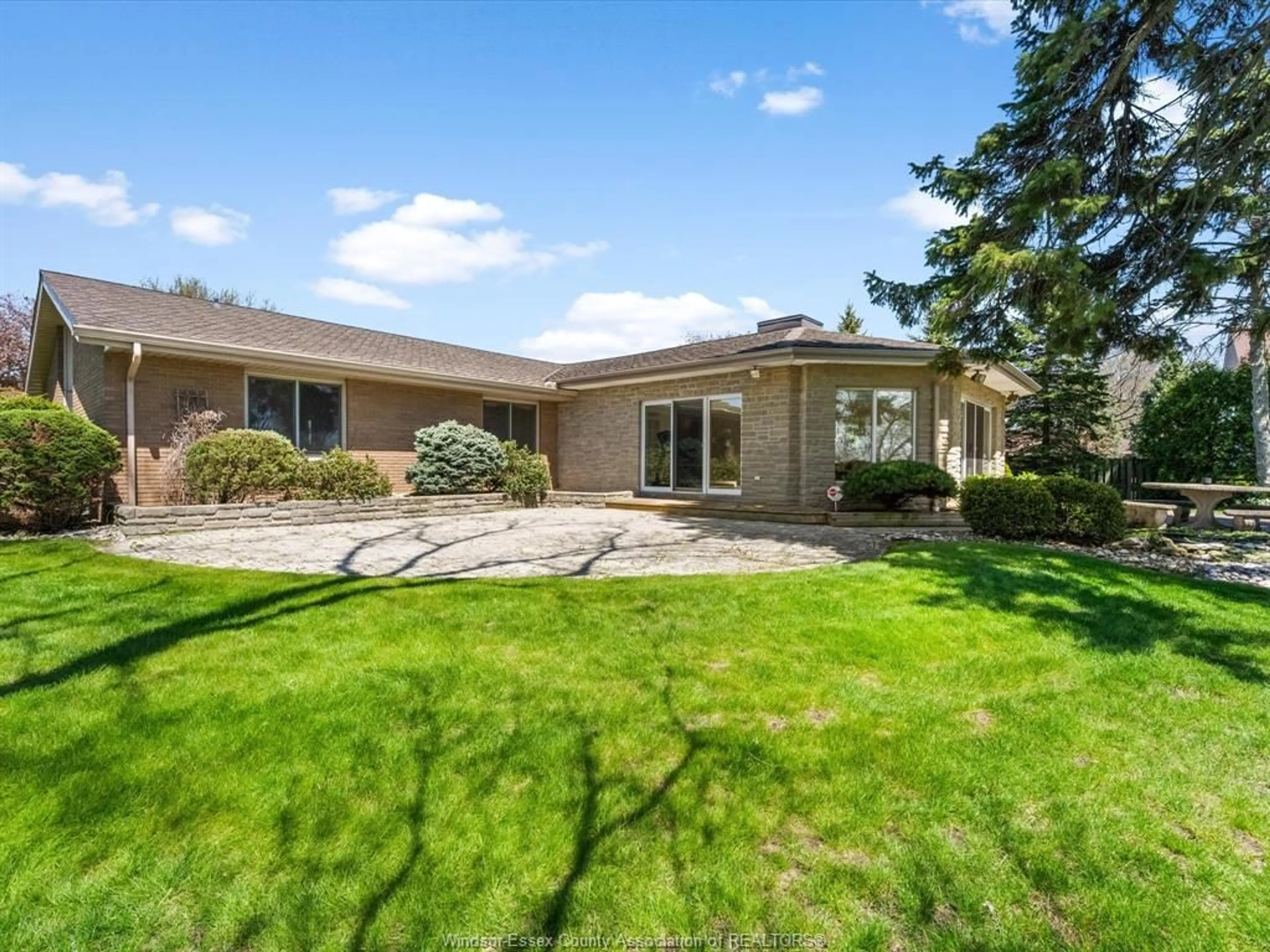A pic from outside/outdoor area/front of a property/back of a property/a pic from drone, unknown for 20 Branton Dr, Leamington Ontario N8H 4A4