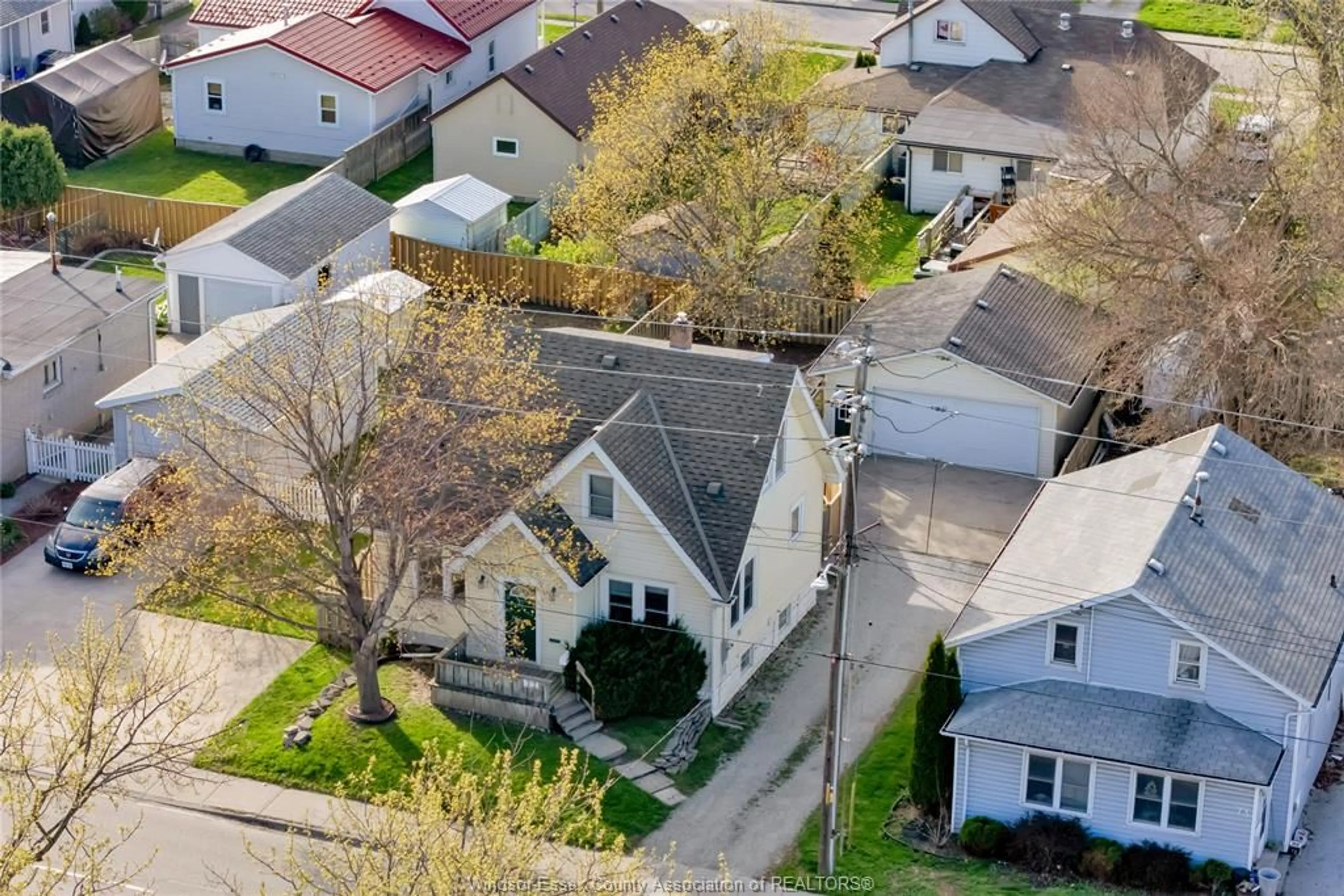 A pic from outside/outdoor area/front of a property/back of a property/a pic from drone, street for 77 Park Avenue West, Chatham Ontario N7M 1V8