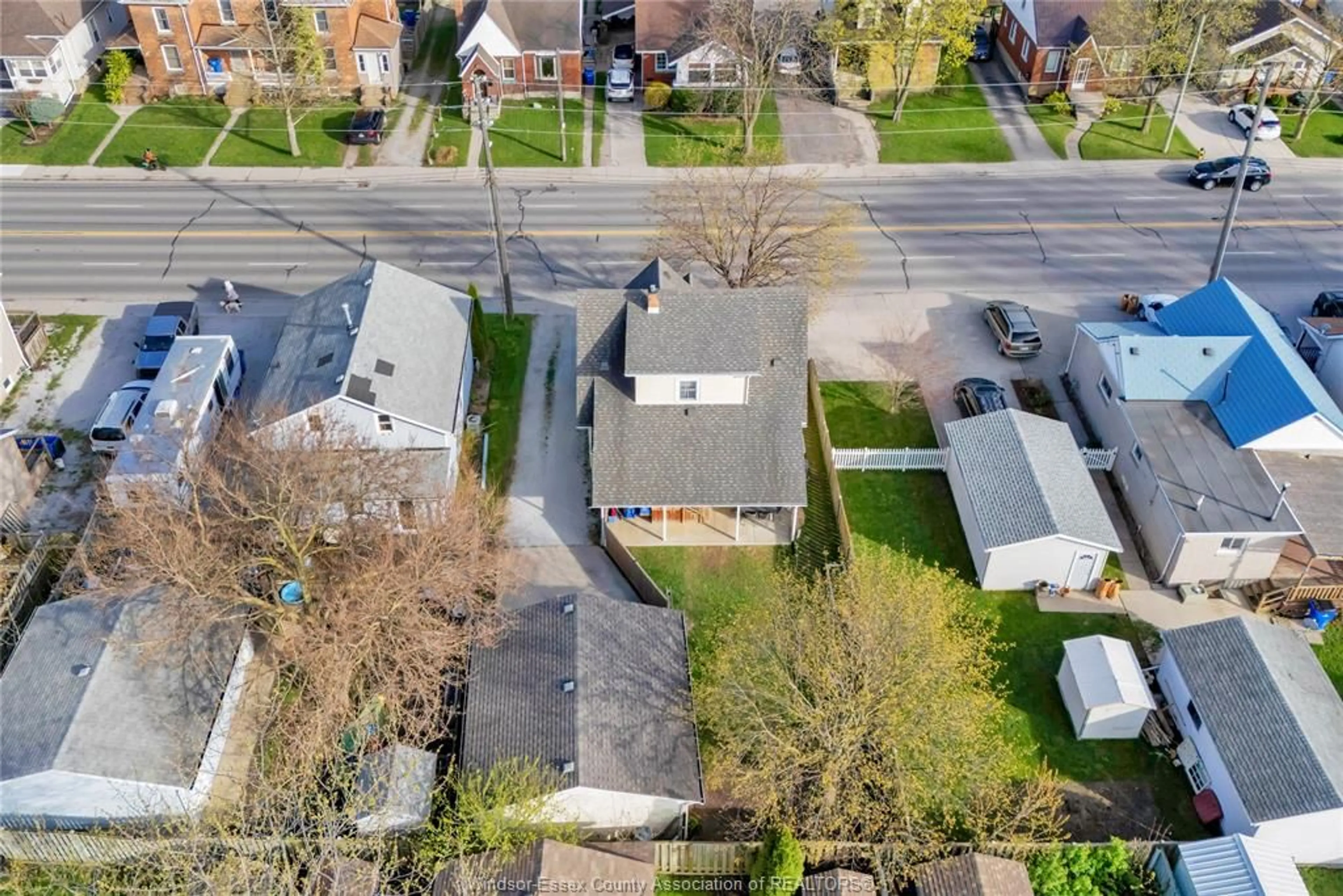 A pic from outside/outdoor area/front of a property/back of a property/a pic from drone, street for 77 Park Avenue West, Chatham Ontario N7M 1V8