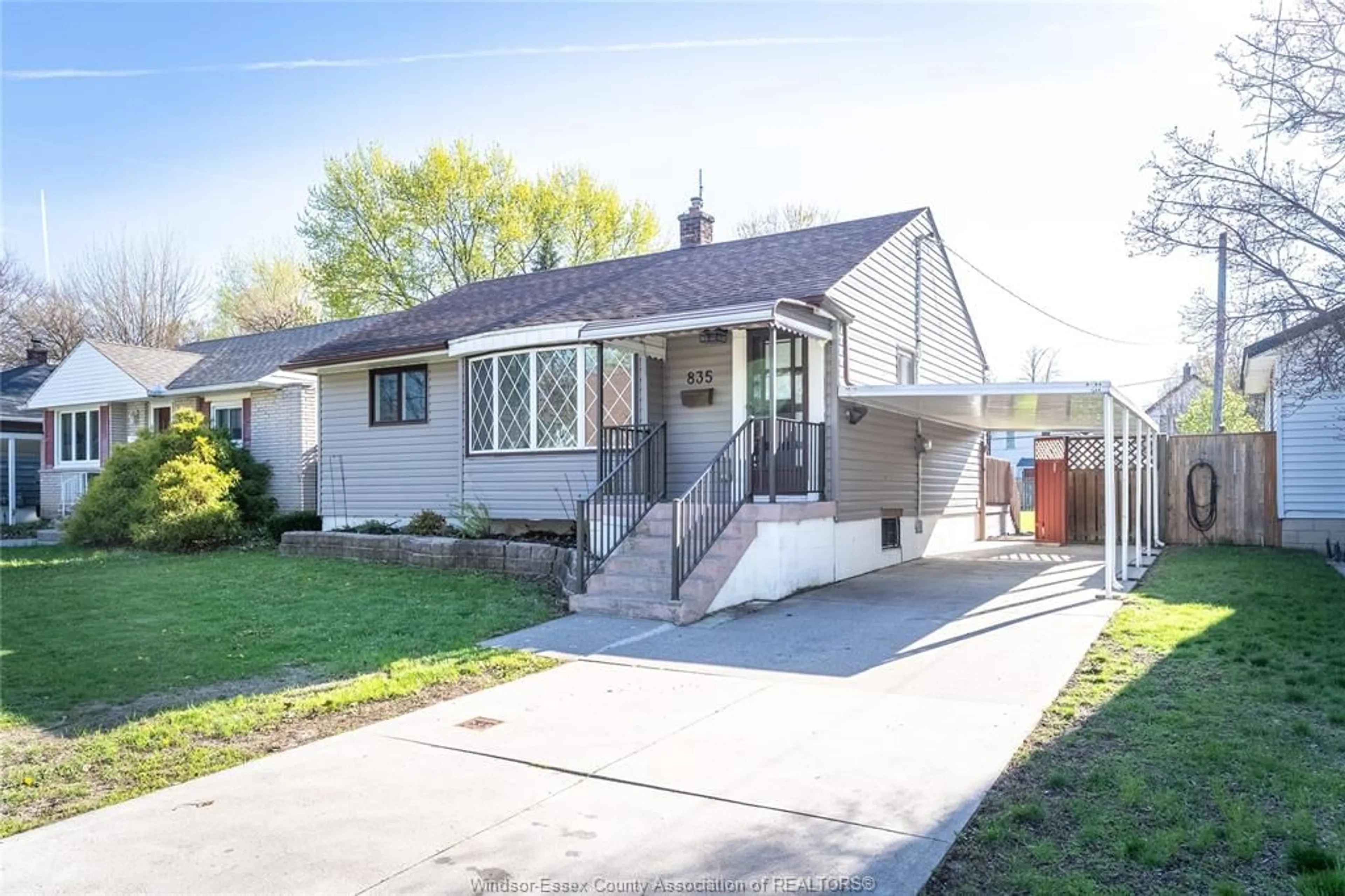 Home with vinyl exterior material, street for 835 FRANCOIS Crt, Windsor Ontario N8Y 3W5