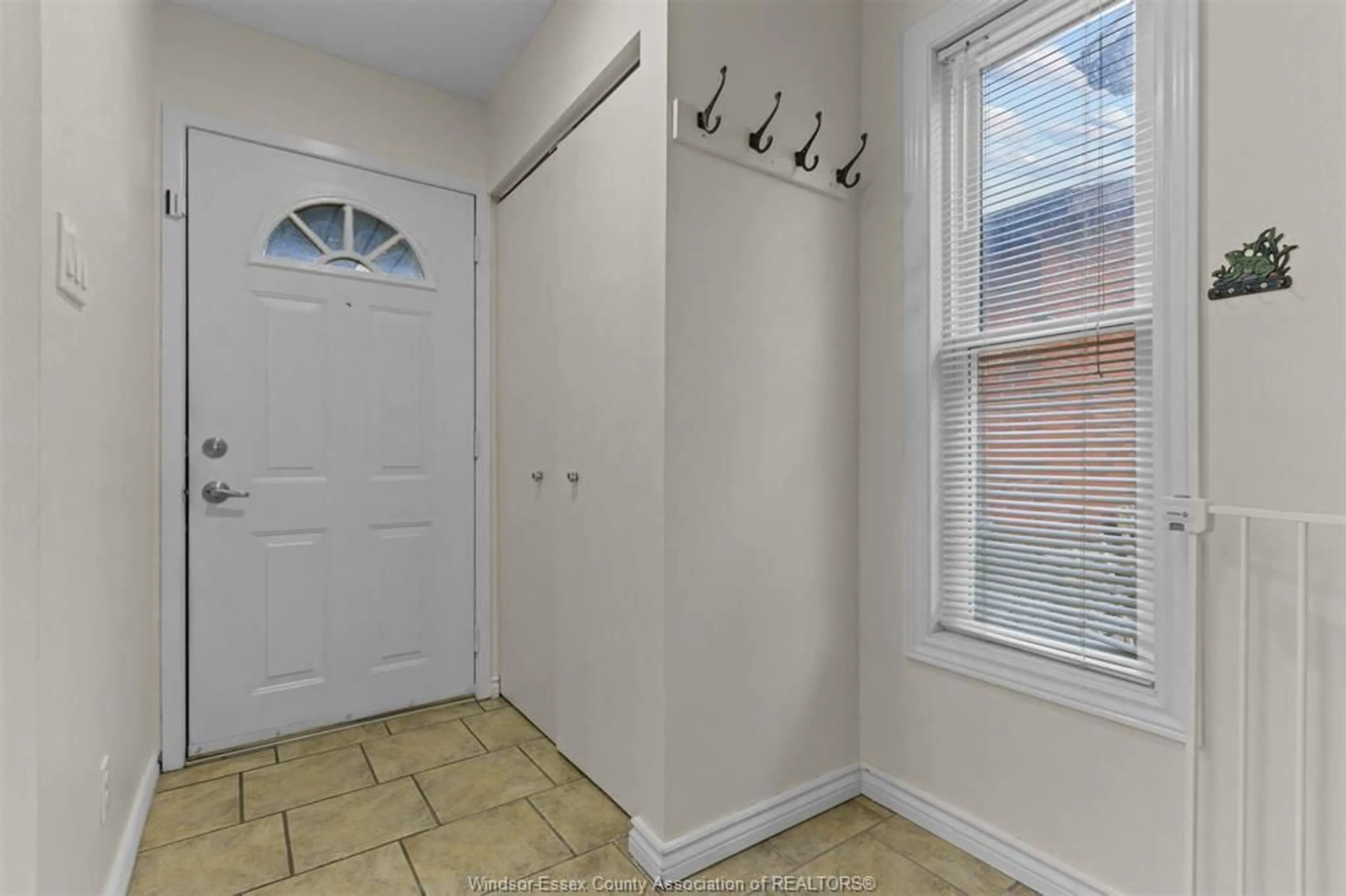 Indoor entryway for 10 BALMORAL Crt, Kingston Ontario K7M 7S9