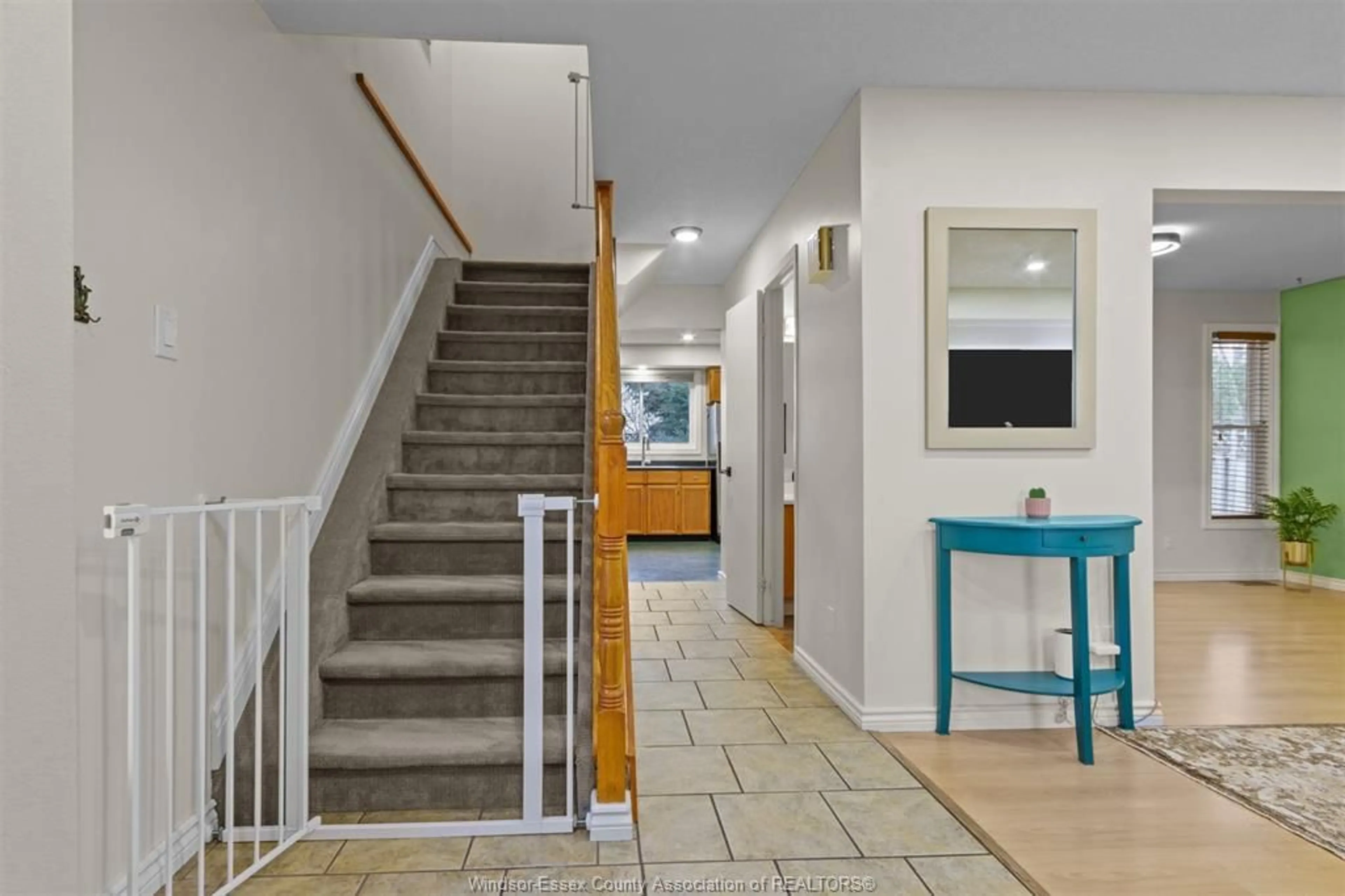 Indoor foyer for 10 BALMORAL Crt, Kingston Ontario K7M 7S9