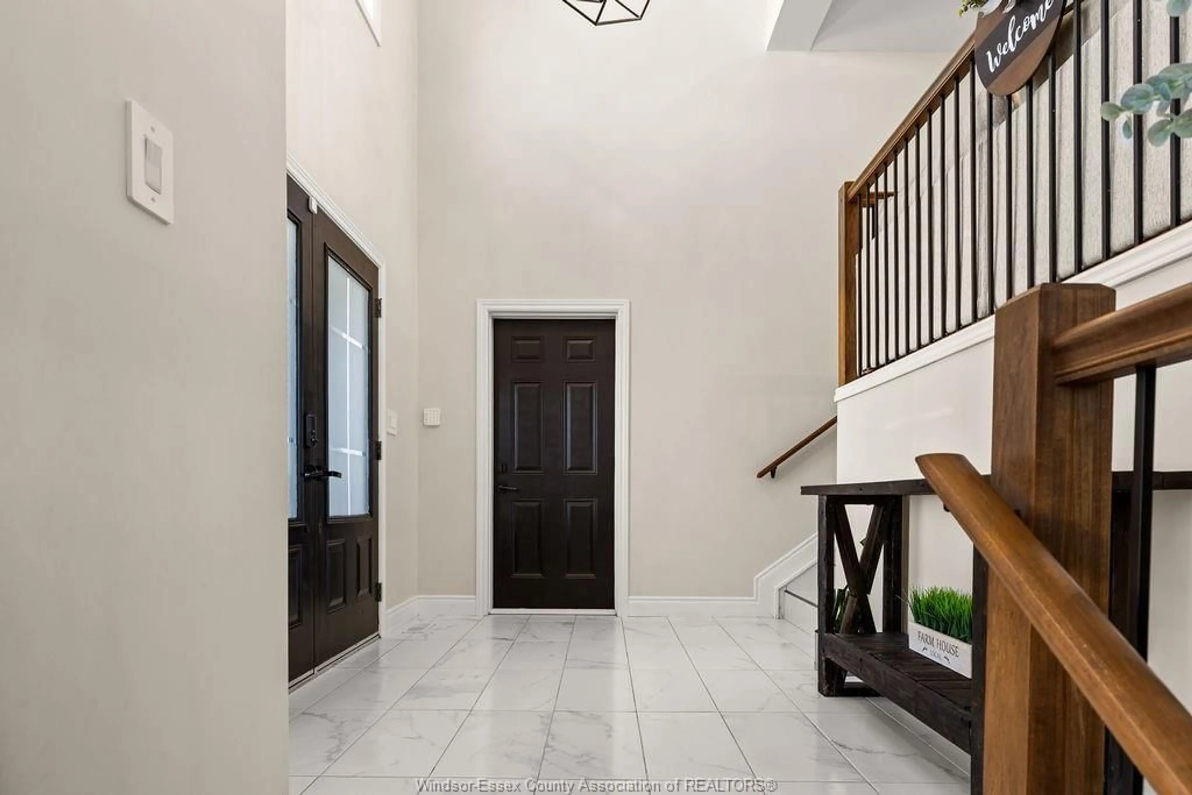 Indoor foyer for 309 BOYLE, Amherstburg Ontario N9V 0G6