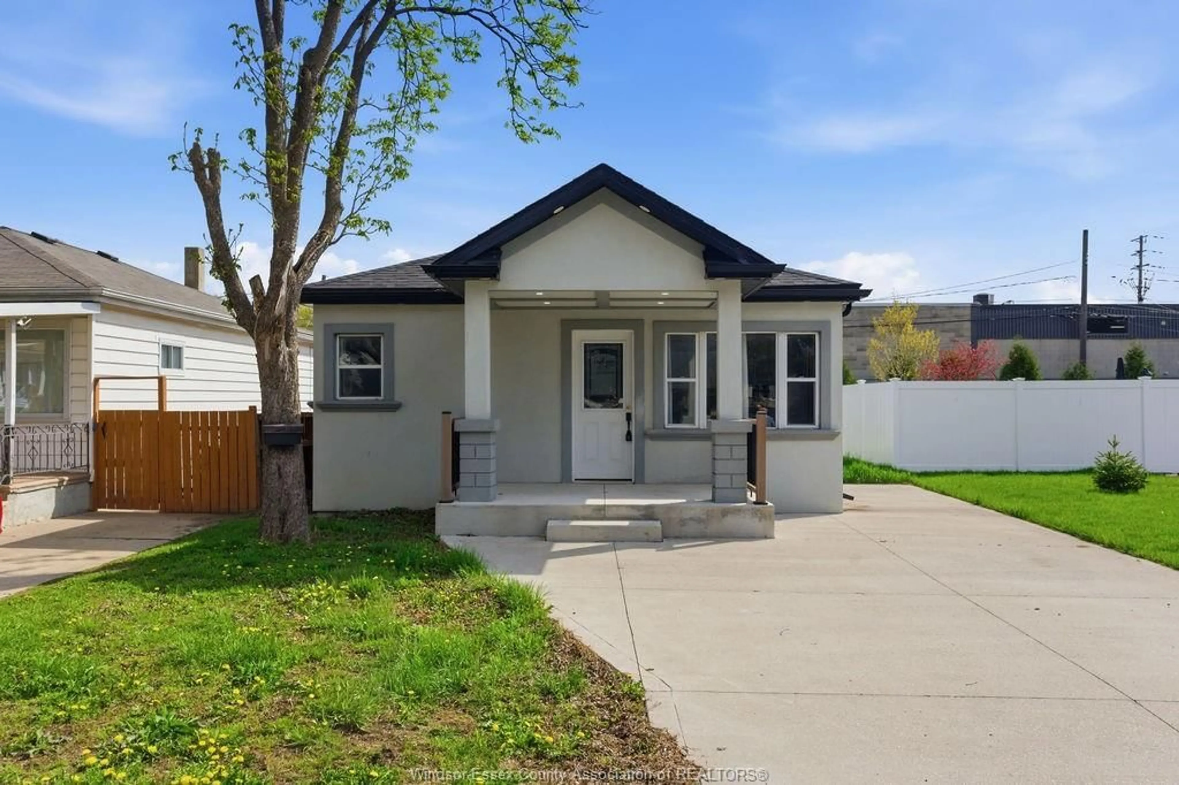 Home with vinyl exterior material, street for 3152 TURNER Rd, Windsor Ontario N8W 3L8